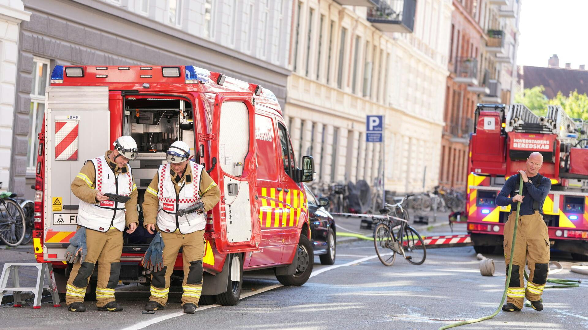 Hovedstadens Beredskab er til stede på Nordborggade på Østerbro efter melding om ild i tag i København onsdag den 20. august 2025. Der er tale om en tagbrand i en lejlighedsbygning på Østerbro i København.