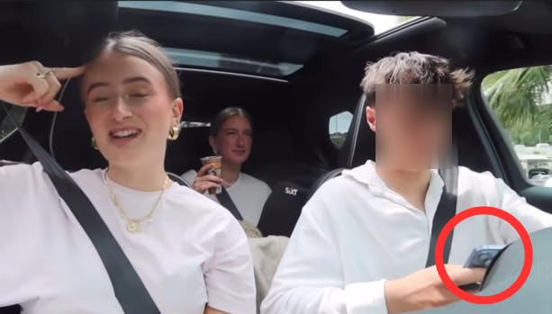 Her er øjeblikket, der nu er redigeret ud af videoen.