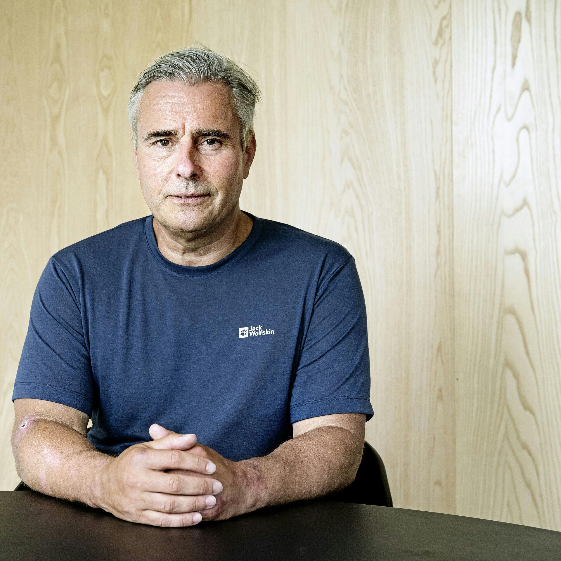 Henrik Sass Larsen banker i bordet og er bestemt ikke tilfreds under afhøringen.