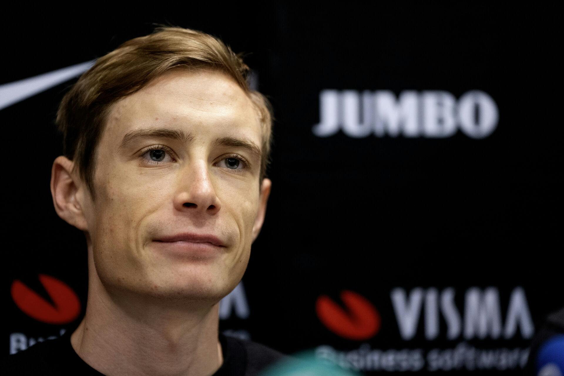 Jonas Vingegaard kommer ikke til at køre VM i år. Det fortæller han på et pressemøde før Vuelta a Espana.