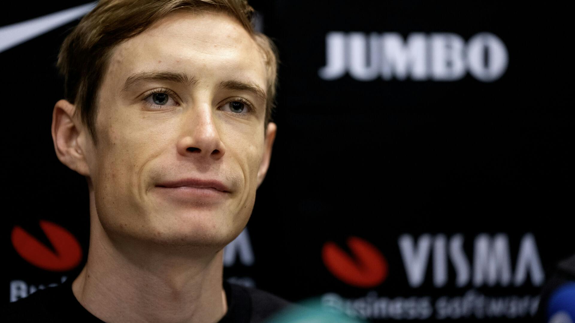 Jonas Vingegaard kommer ikke til at køre VM i år. Det fortæller han på et pressemøde før Vuelta a Espana.