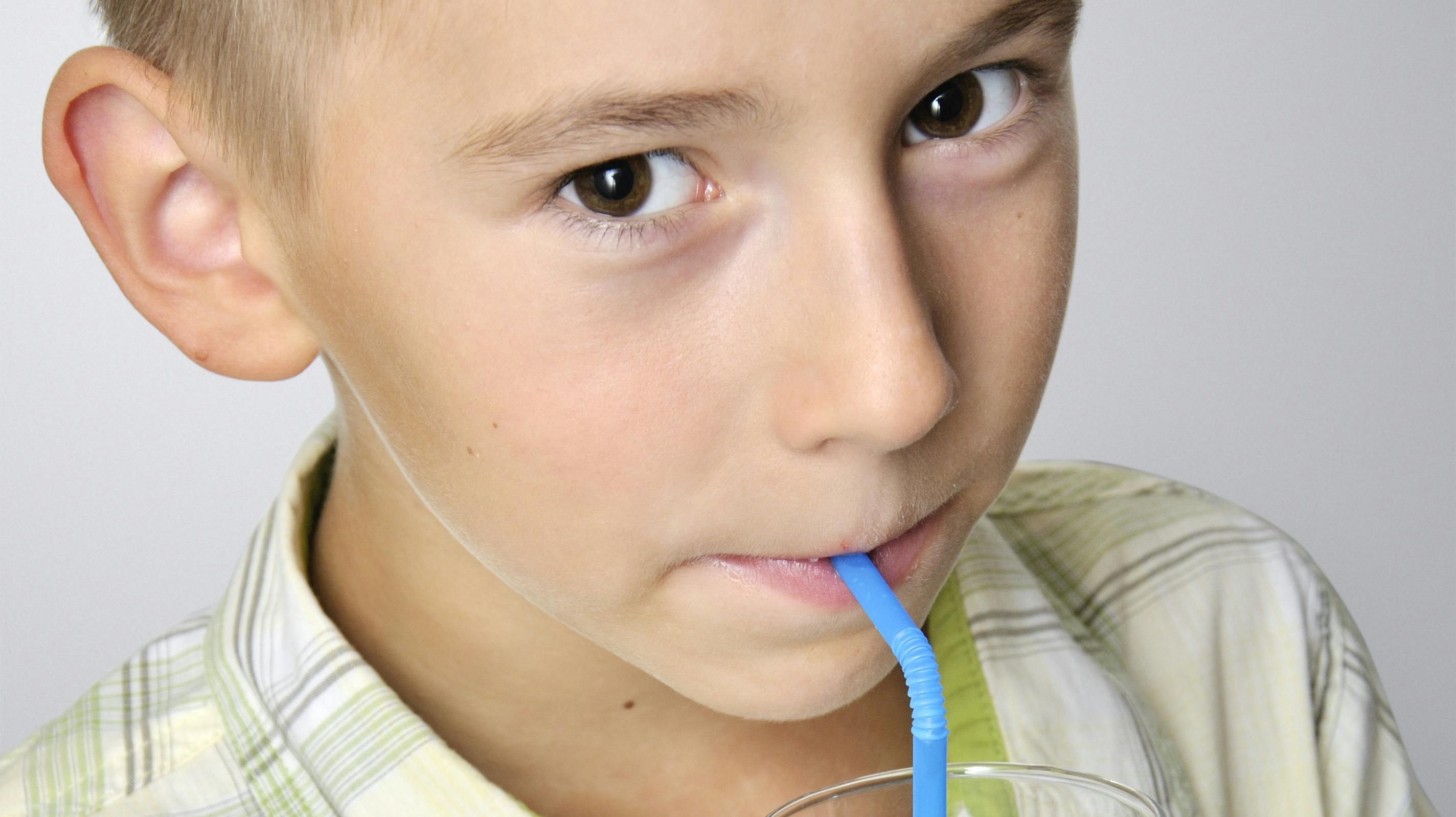 Du kan lige så godt tage et glas mælk, hvis du er under 16 år i Norge. For her er det snart slut med energidrik i glasset.