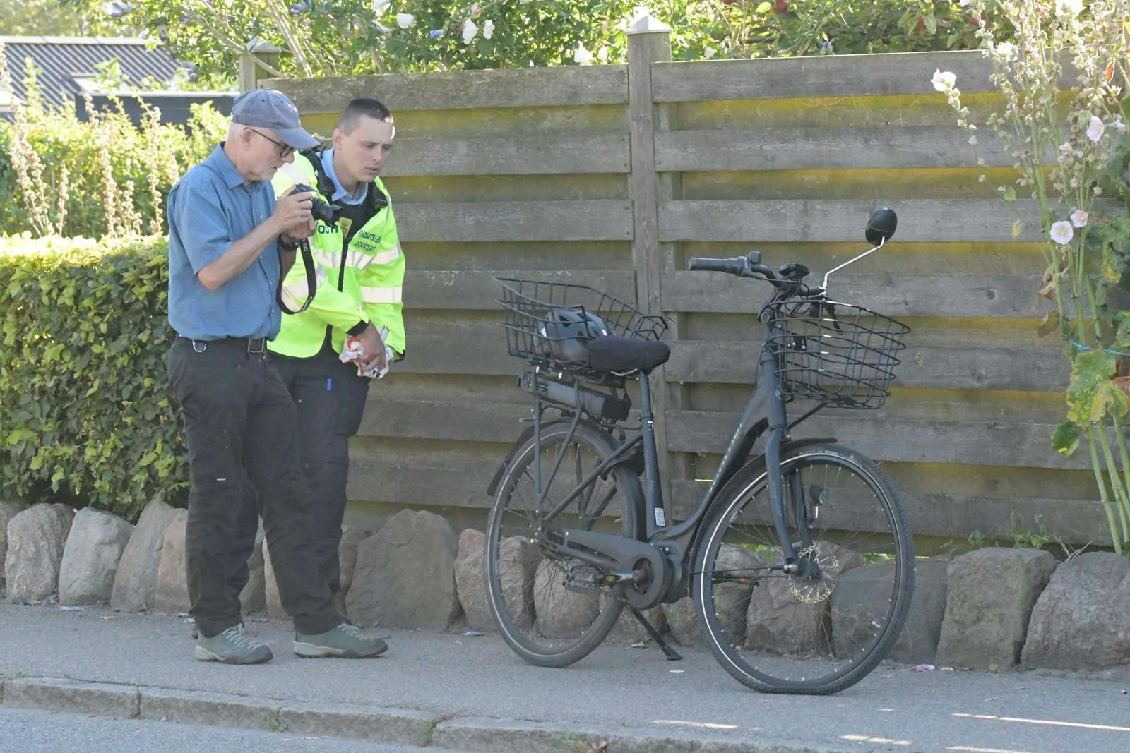 Politiets tekniker undersøger området, hvor den kvindelige cyklist blev ramt af bussen.