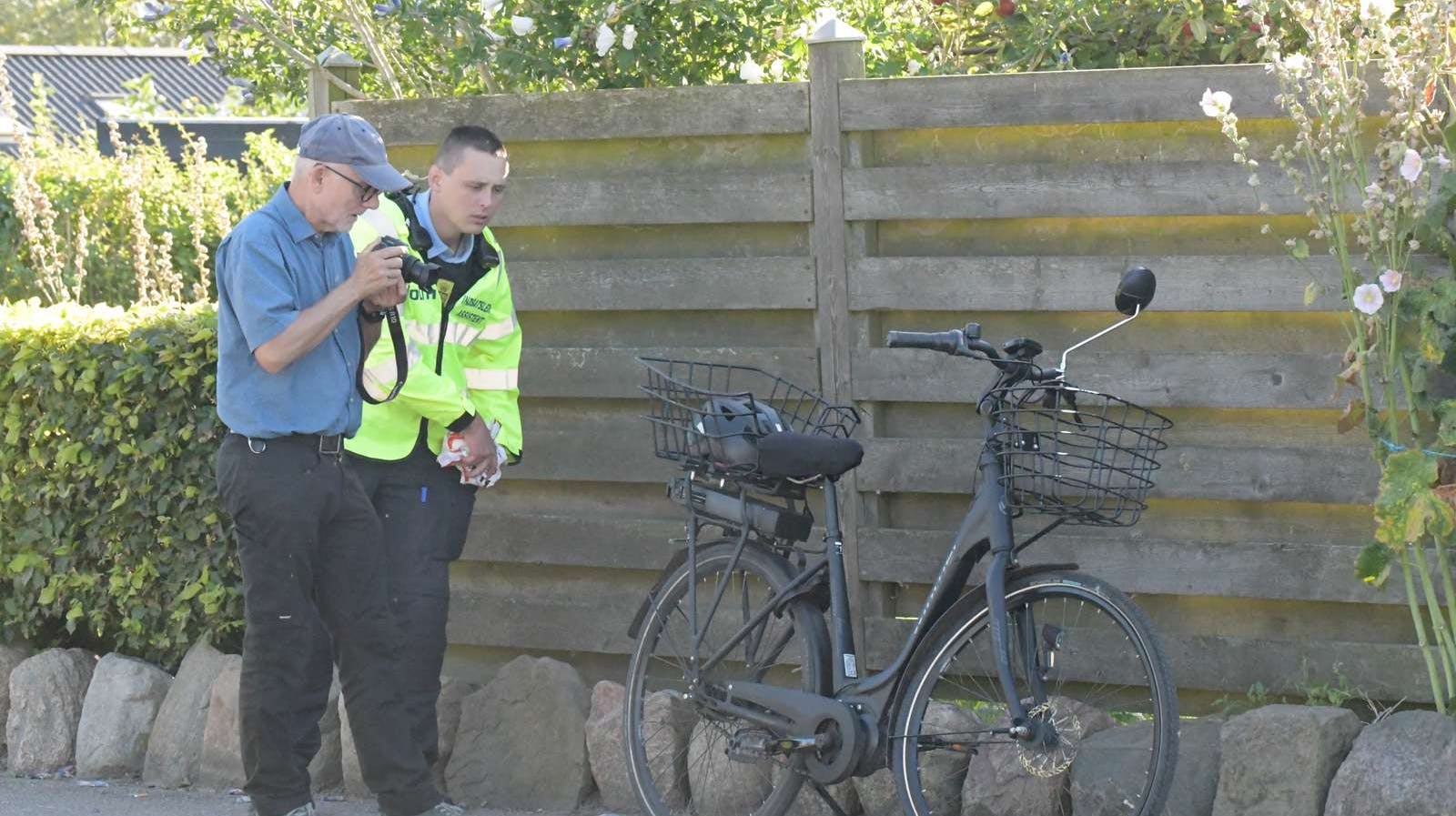 Politiets tekniker undersøger området, hvor den kvindelige cyklist blev ramt af bussen.