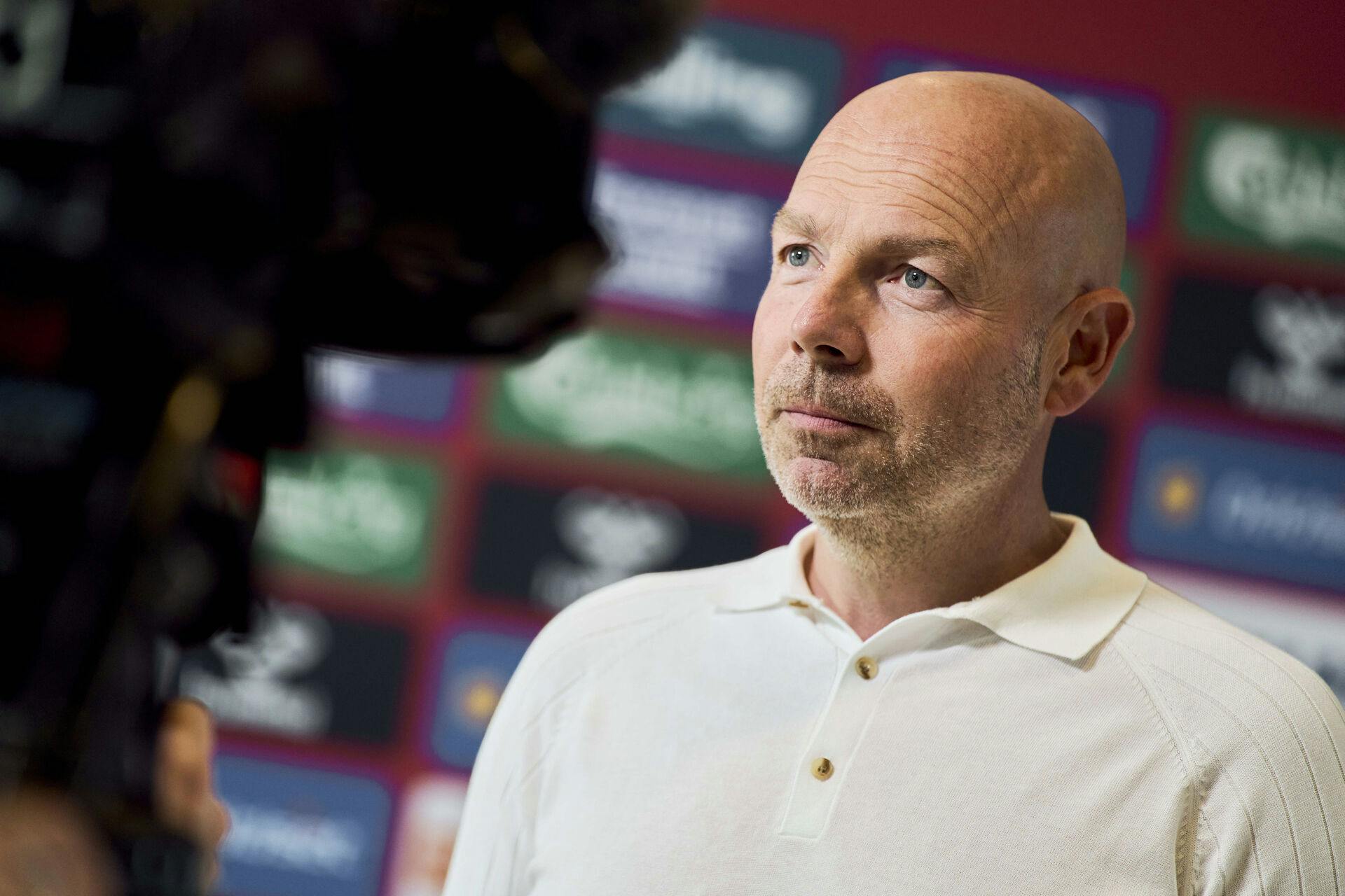 Landstræner Brian Riemer udtager truppen til de to testkampe mod Nordirland og Litauen på en presseseance hos DBU i Brøndby mandag den 26. maj 2025.. (Foto: Thomas Traasdahl/Ritzau Scanpix)