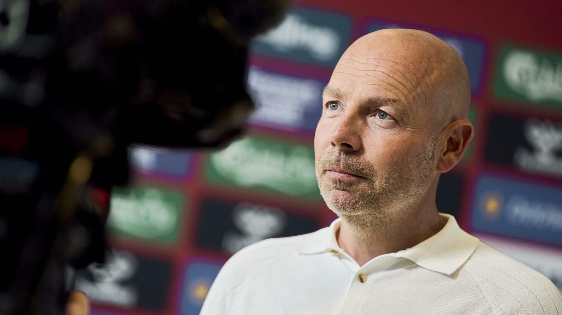 Landstræner Brian Riemer udtager truppen til de to testkampe mod Nordirland og Litauen på en presseseance hos DBU i Brøndby mandag den 26. maj 2025.. (Foto: Thomas Traasdahl/Ritzau Scanpix)