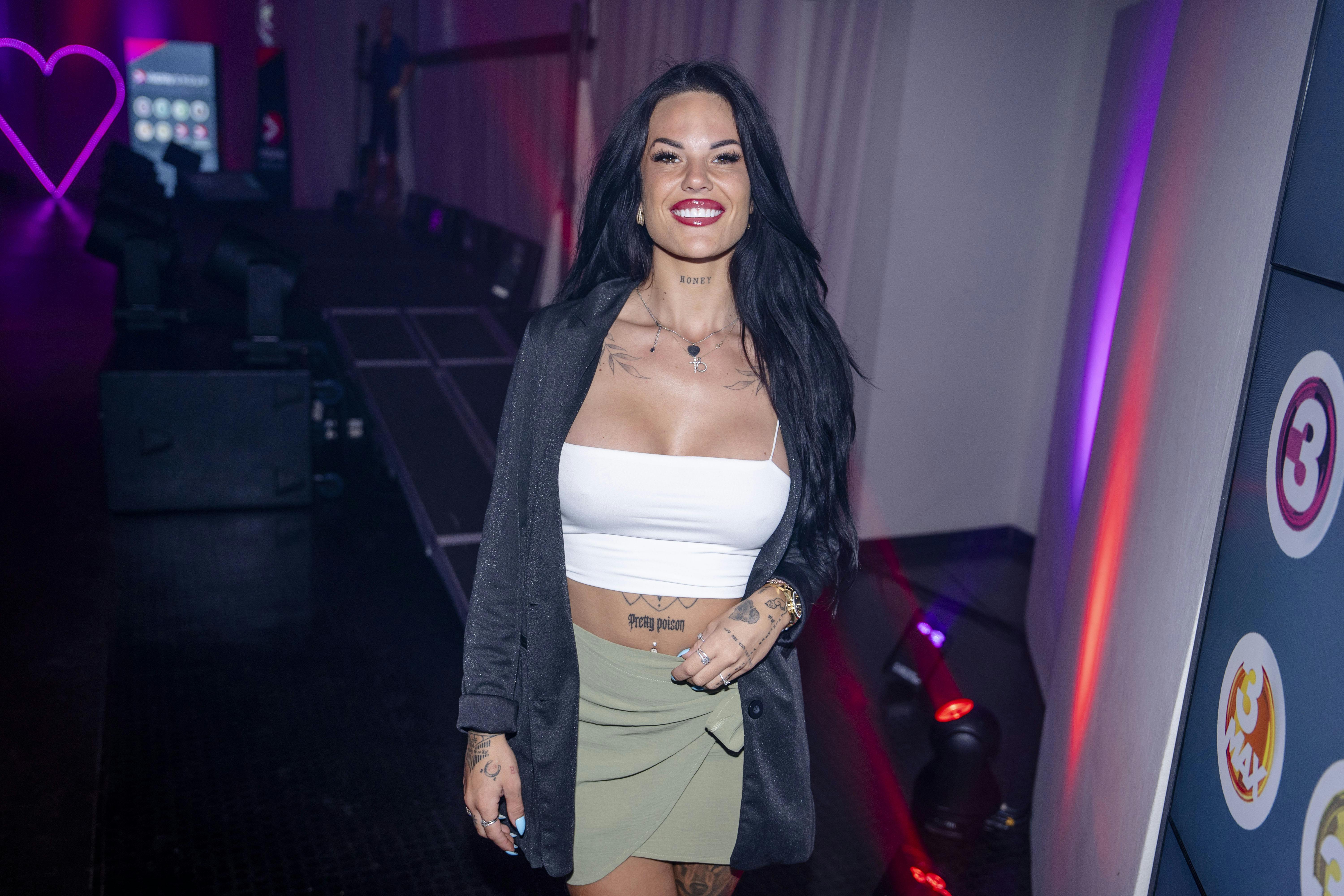 Det er ikke gået manges næse forbi, at Christel er på OnlyFans - nu svarer hunfor første gang på, om hun laver porno.
