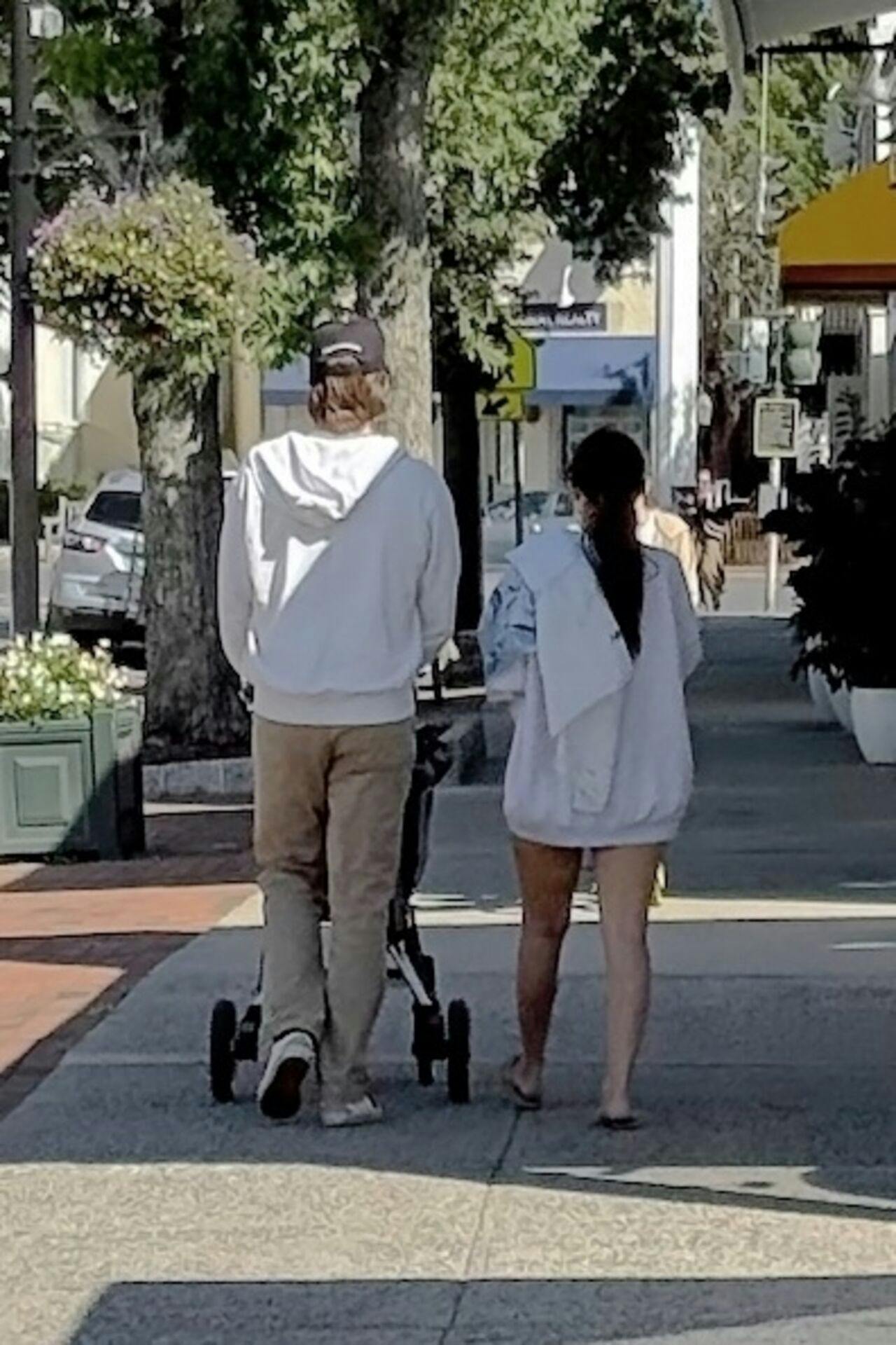 Millie Bobby Brown og Jake Bongiovi har adopteret en lille pige – og forleden var der derfor dømt tur med barnevognen for stjerneparret