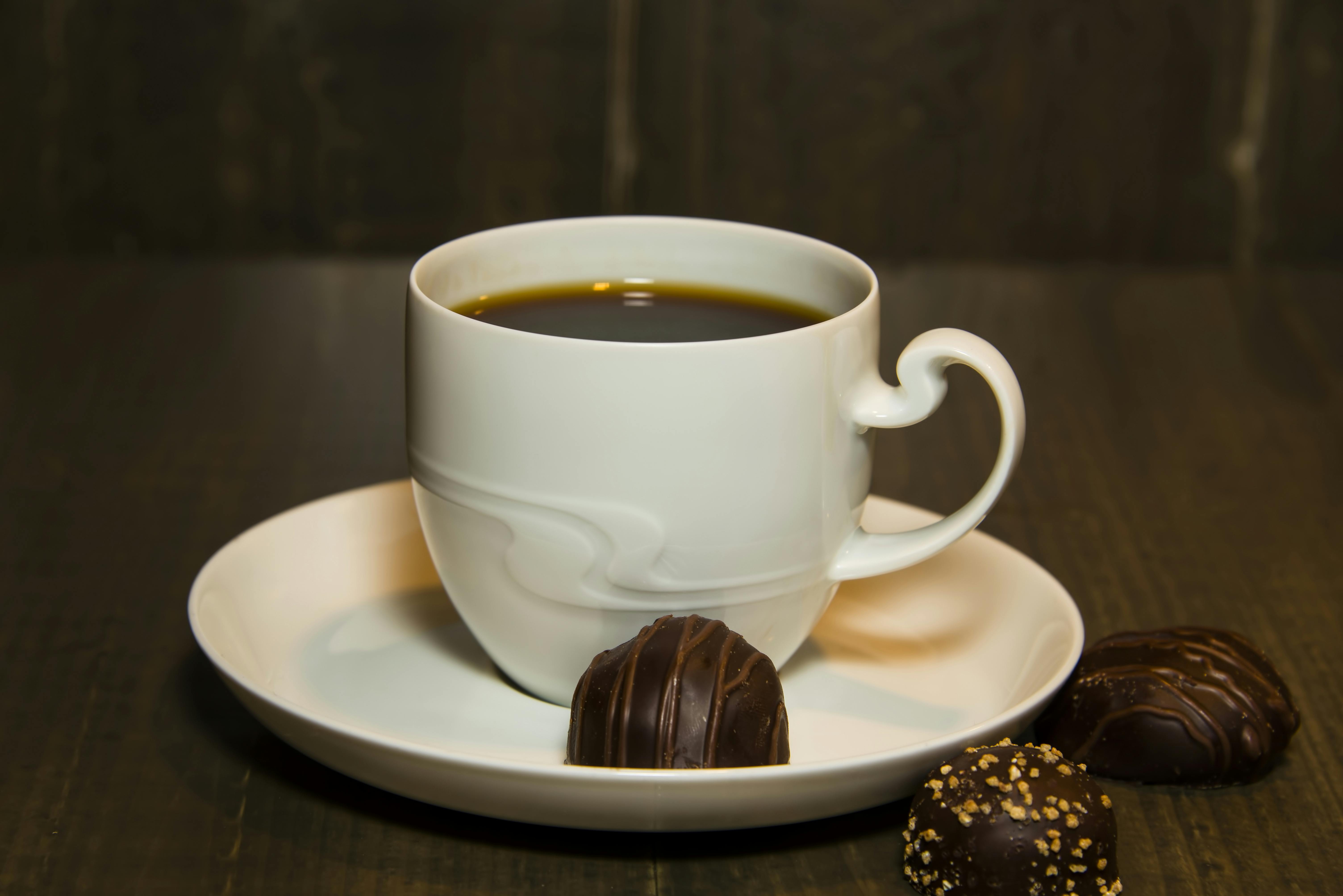En kop kaffe med chokolade til kan snart blive billigere, hvis regeringen fjerner afgifterne på begge varer. Venstre bekræfter, at kaffe- og chokoladeafgiften er på vej ud.