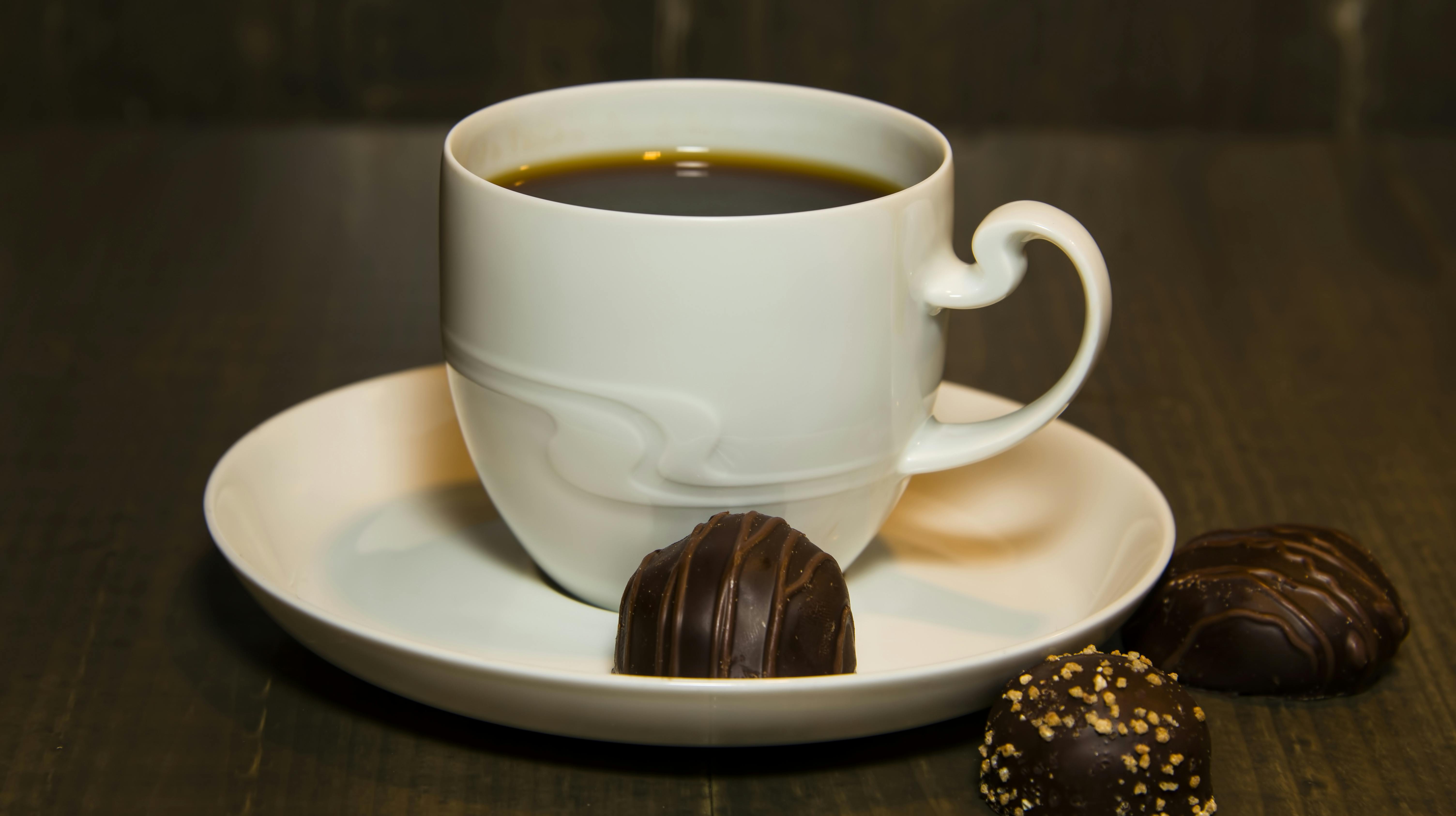 En kop kaffe med chokolade til kan snart blive billigere, hvis regeringen fjerner afgifterne på begge varer. Venstre bekræfter, at kaffe- og chokoladeafgiften er på vej ud.