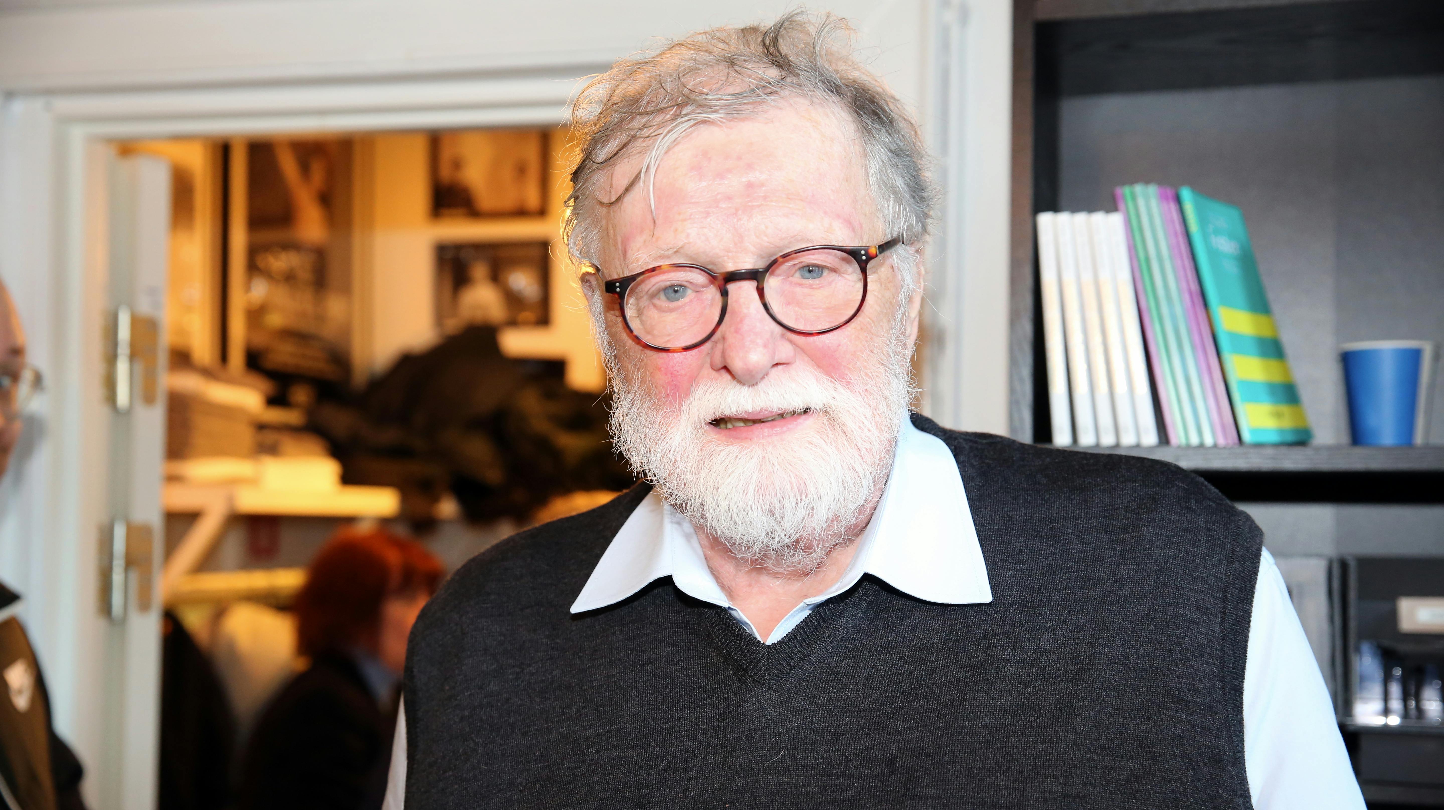 Filmproducent og instruktør Per Holst, der blandt andet stod bag "Zappa" og "Pelle Erobreren", er død.