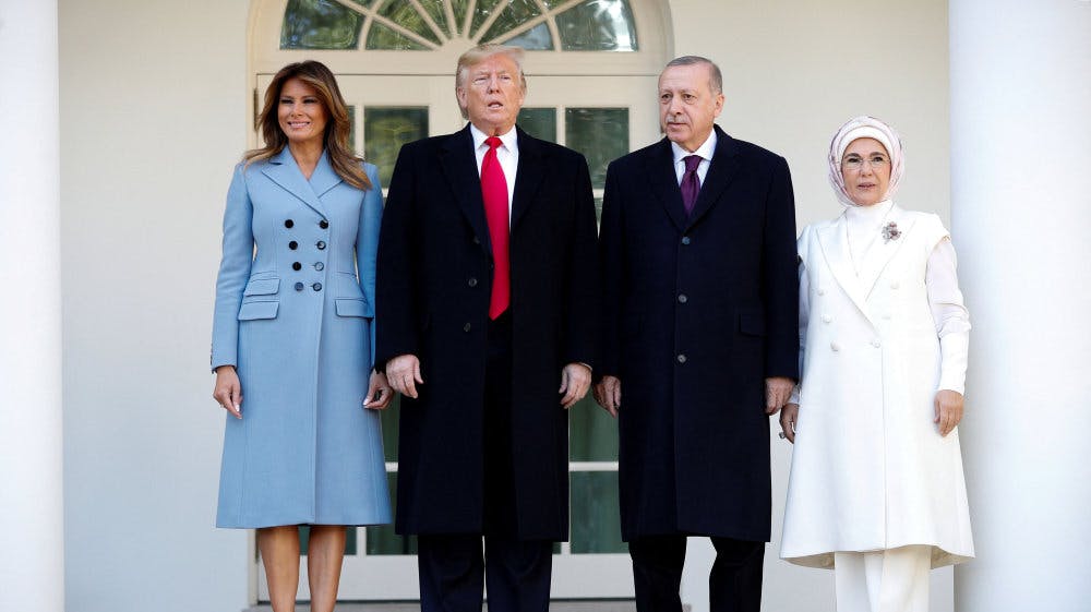 Tyrkiets førstedame, Emine Erdogan, har sendt en appel til den amerikanske førstedame, Melania Trump, om Gazas børn. Her ses de to sammen med præsident Donald Trump og præsident Recep Tayyip Erdogan ved Det Hvide Hus i 2019. (Arkivfoto). - Foto: Tom