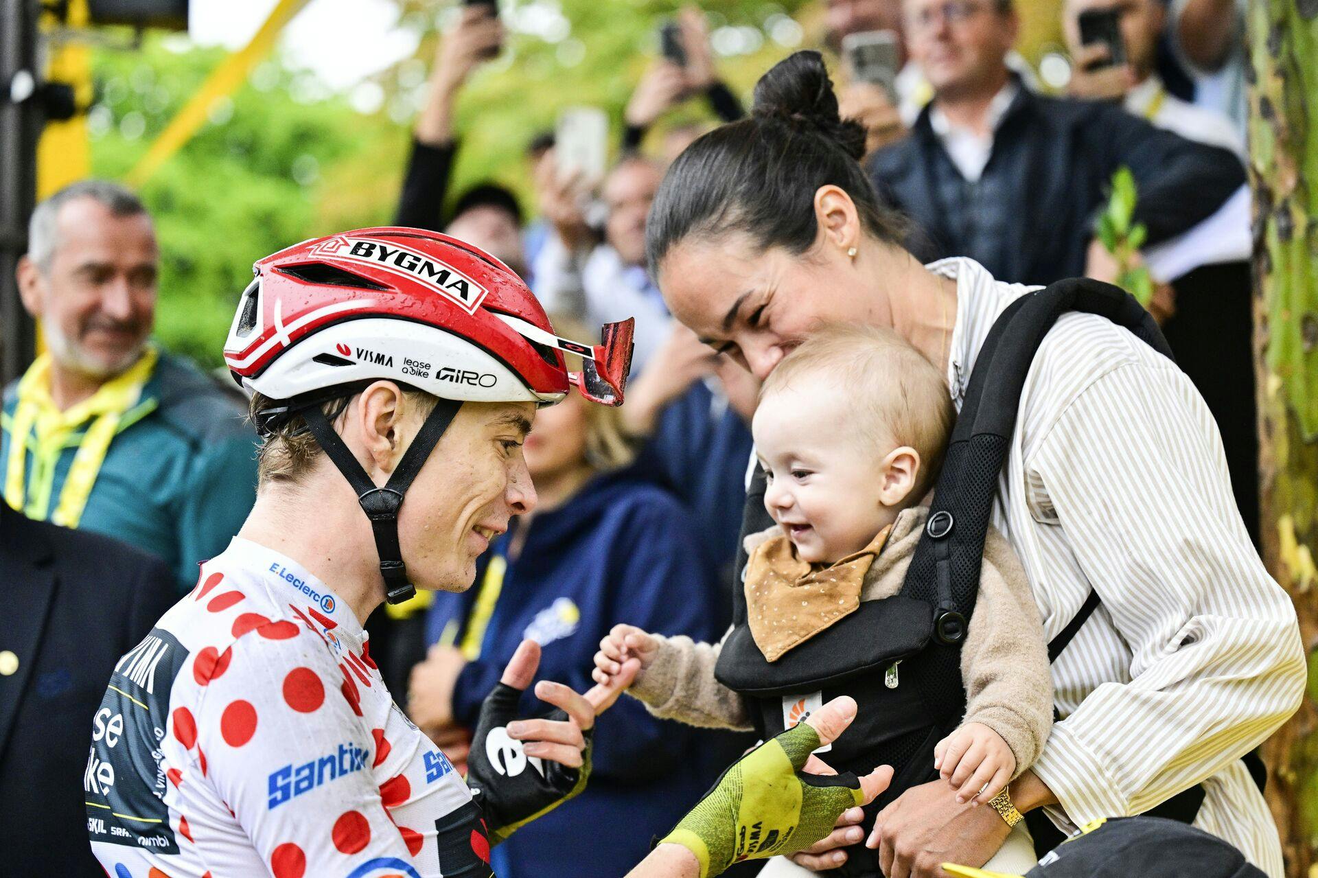 Jonas Vingegaard bliver altid støttet af familien, når han kører Tour de France. Men der er mange af dem hjemme væk fra dem, der betyder noget for ha.