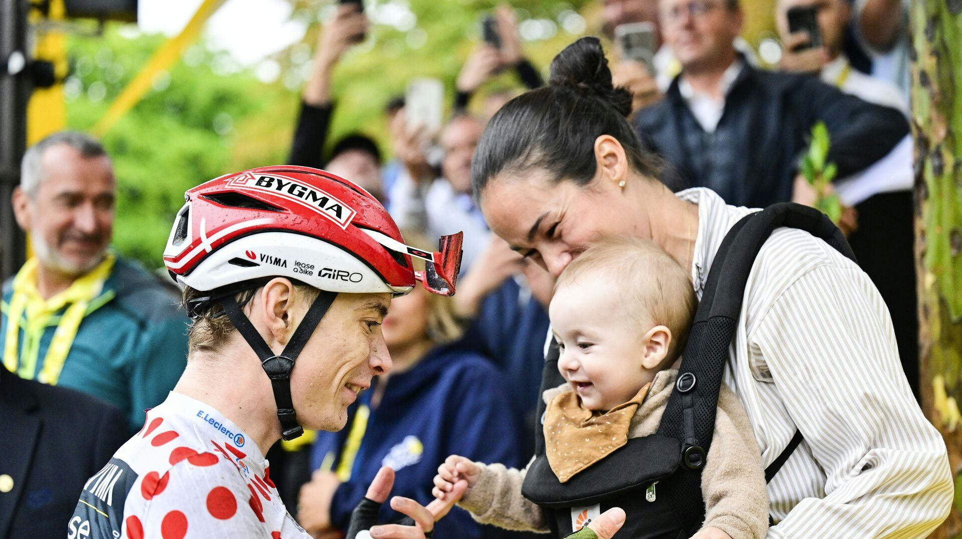 Jonas Vingegaard bliver altid støttet af familien, når han kører Tour de France. Men der er mange af dem hjemme væk fra dem, der betyder noget for ha.