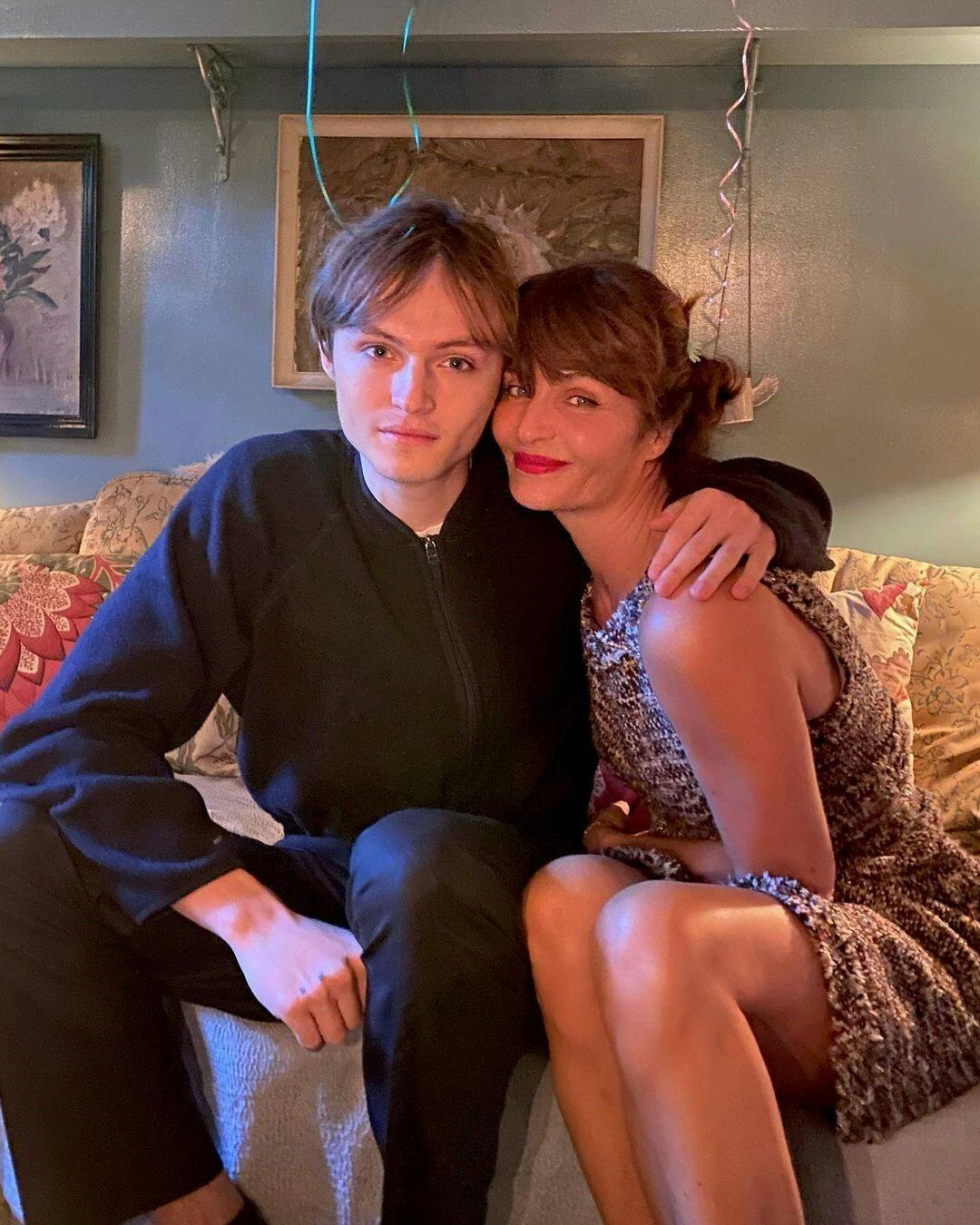 Helena Christensen og sønnen Mingus Reedus. Sønnen er blevet anholdt for overfald.