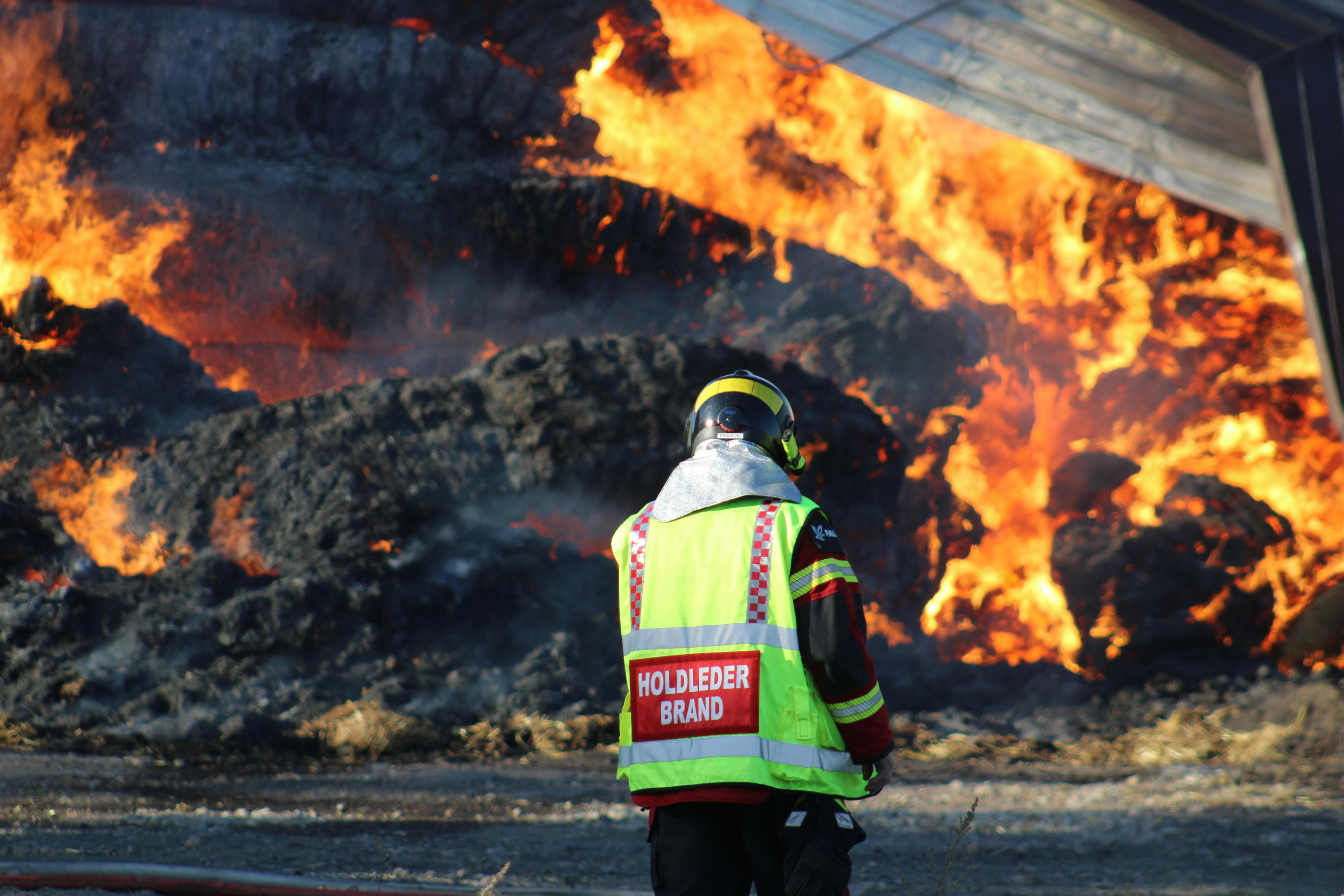 2500 bigballer står i flammer i en lade på Bornholm.&nbsp;