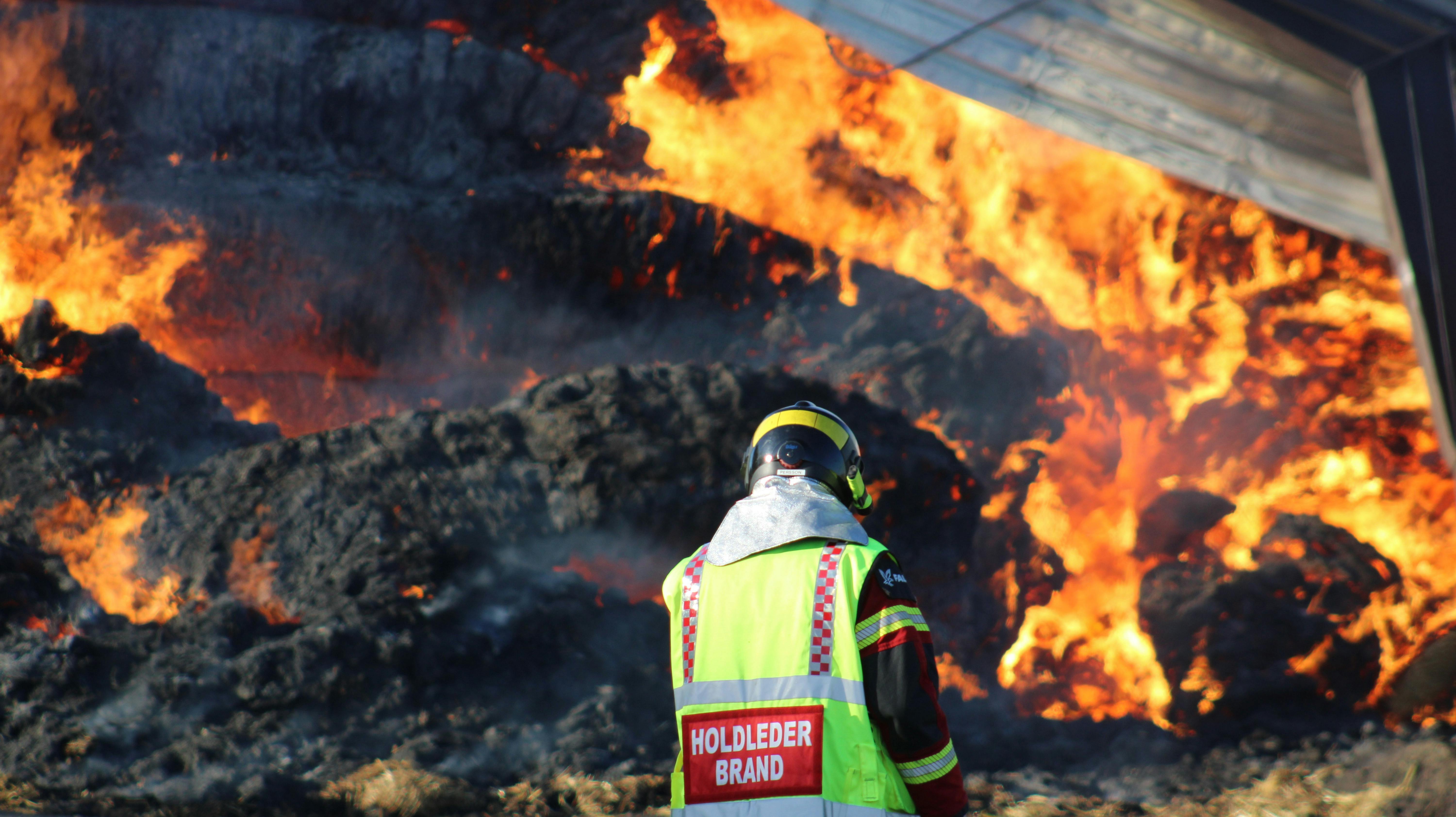 2500 bigballer står i flammer i en lade på Bornholm. 