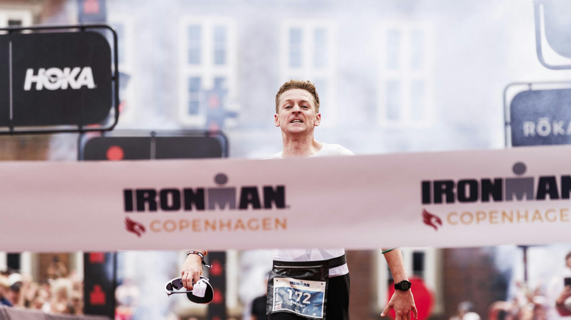 Stephen Derrett fra Storbritannien kommer over målstregen som herrernes nummer 1 under Ironman Copenhagen i København søndag den 18. august 2024.