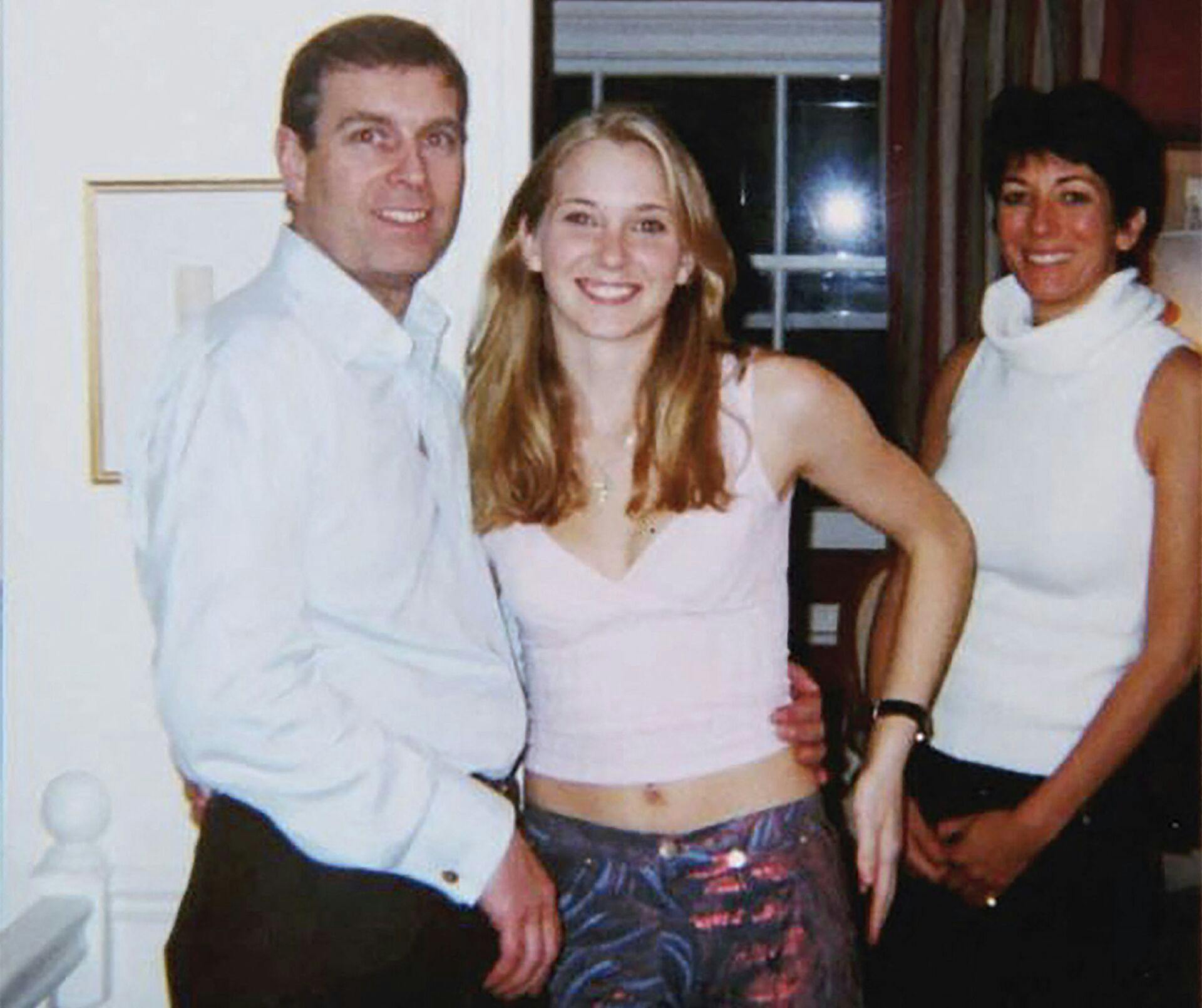 Prins Andrew omfavner en meget ung Virginia Giuffre med Ghislaine Maxwell i baggrunden. 