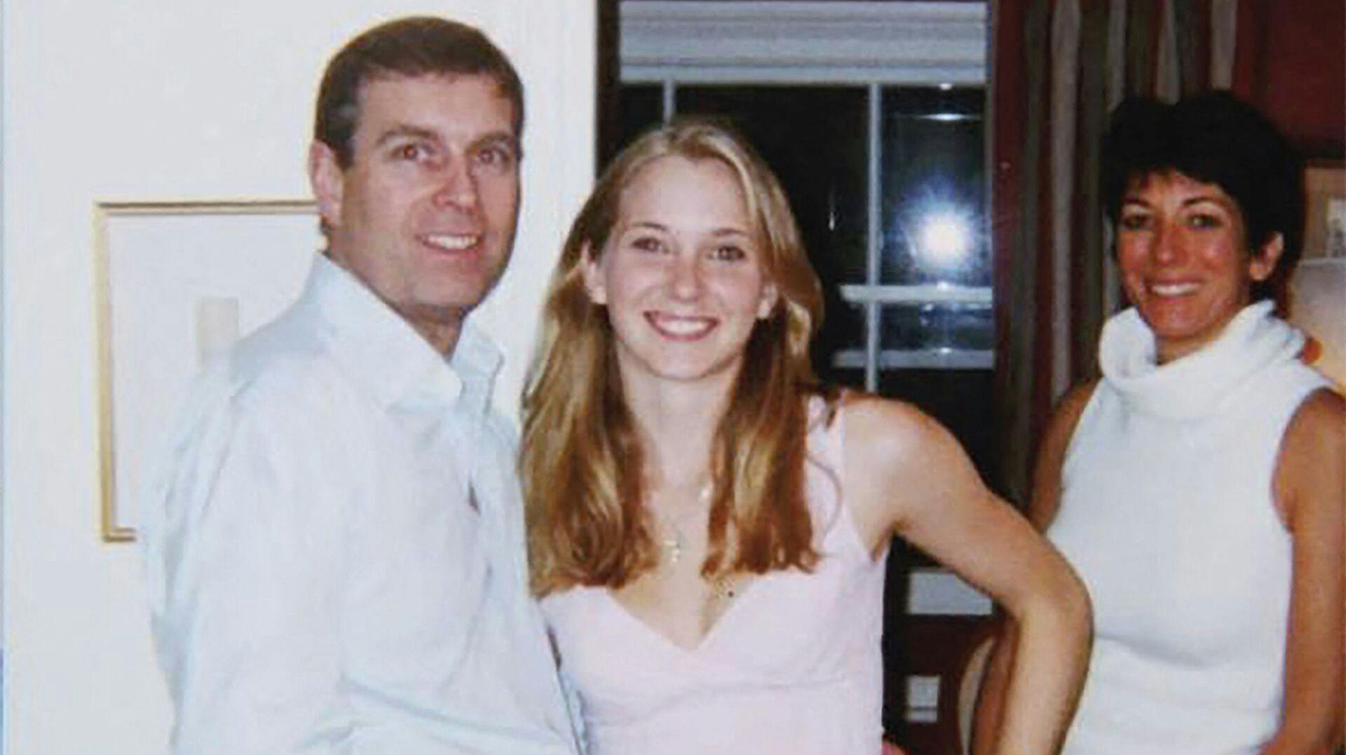 Prins Andrew omfavner en meget ung Virginia Giuffre med Ghislaine Maxwell i baggrunden.