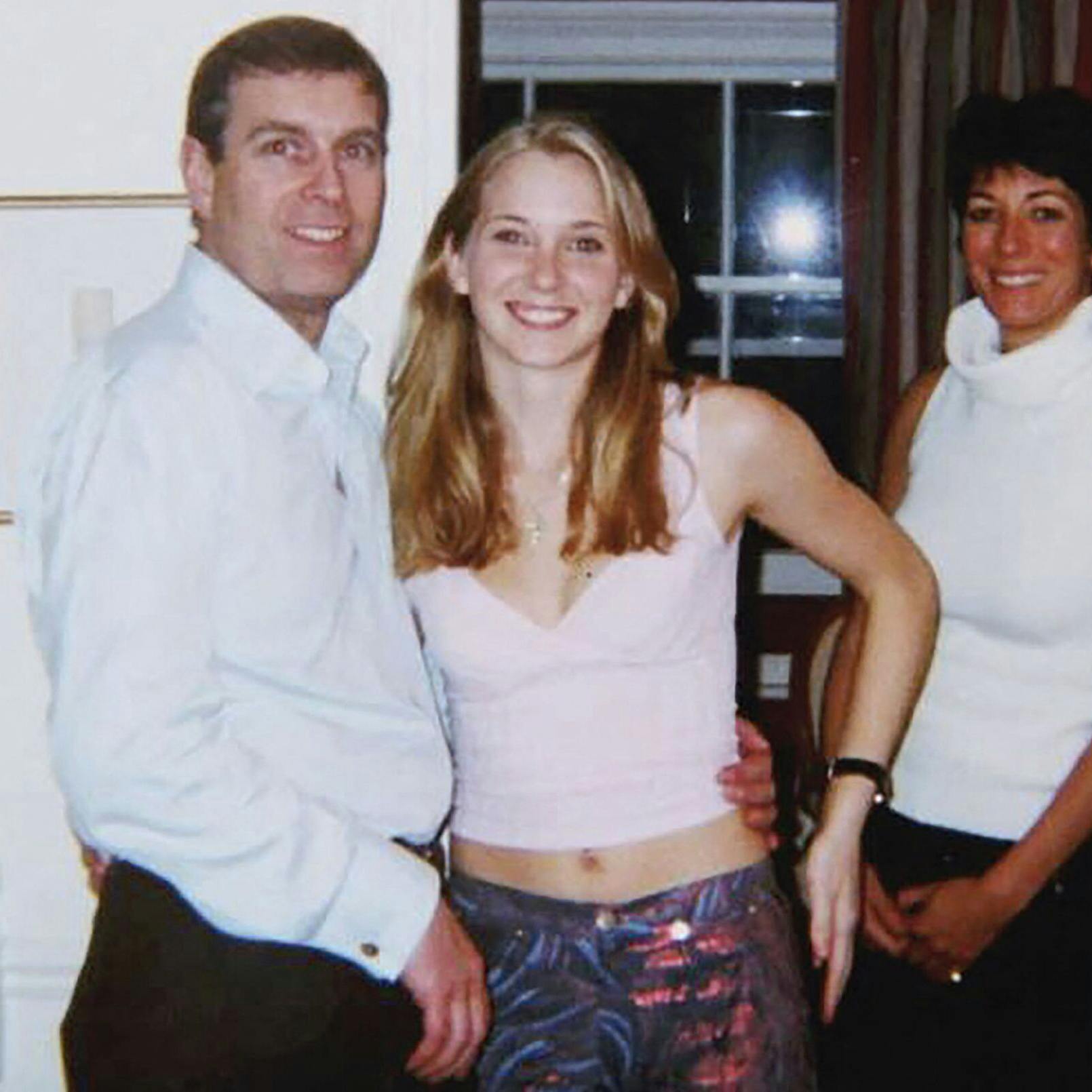 Prins Andrew omfavner en meget ung Virginia Giuffre med Ghislaine Maxwell i baggrunden.