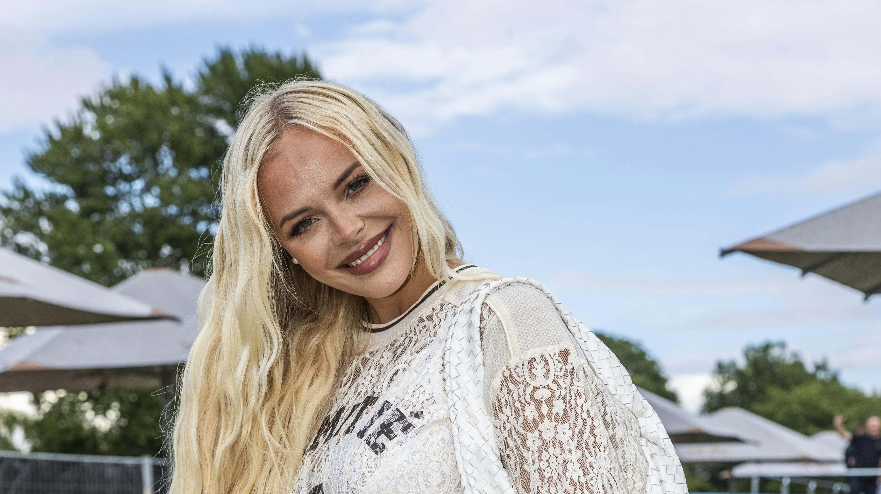 I sin nye bog fortæller Elvira Pitzner i detaljer, hvordan hendes livs mareridt tog sin begyndelse en tidlig morgen på et hotelværelse i Dubai