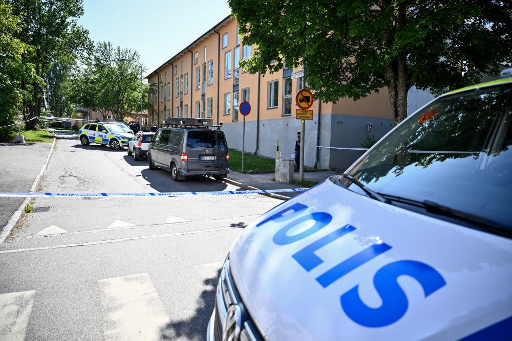 Svensk politi fik en anmeldelse om skyderi klokken 00.20 i Stockholm-forstaden Järfälla og fandt senere to personer døde i en bil. (Arkivfoto).