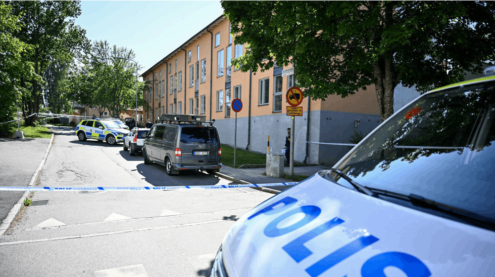 Svensk politi fik en anmeldelse om skyderi klokken 00.20 i Stockholm-forstaden Järfälla og fandt senere to personer døde i en bil. (Arkivfoto).