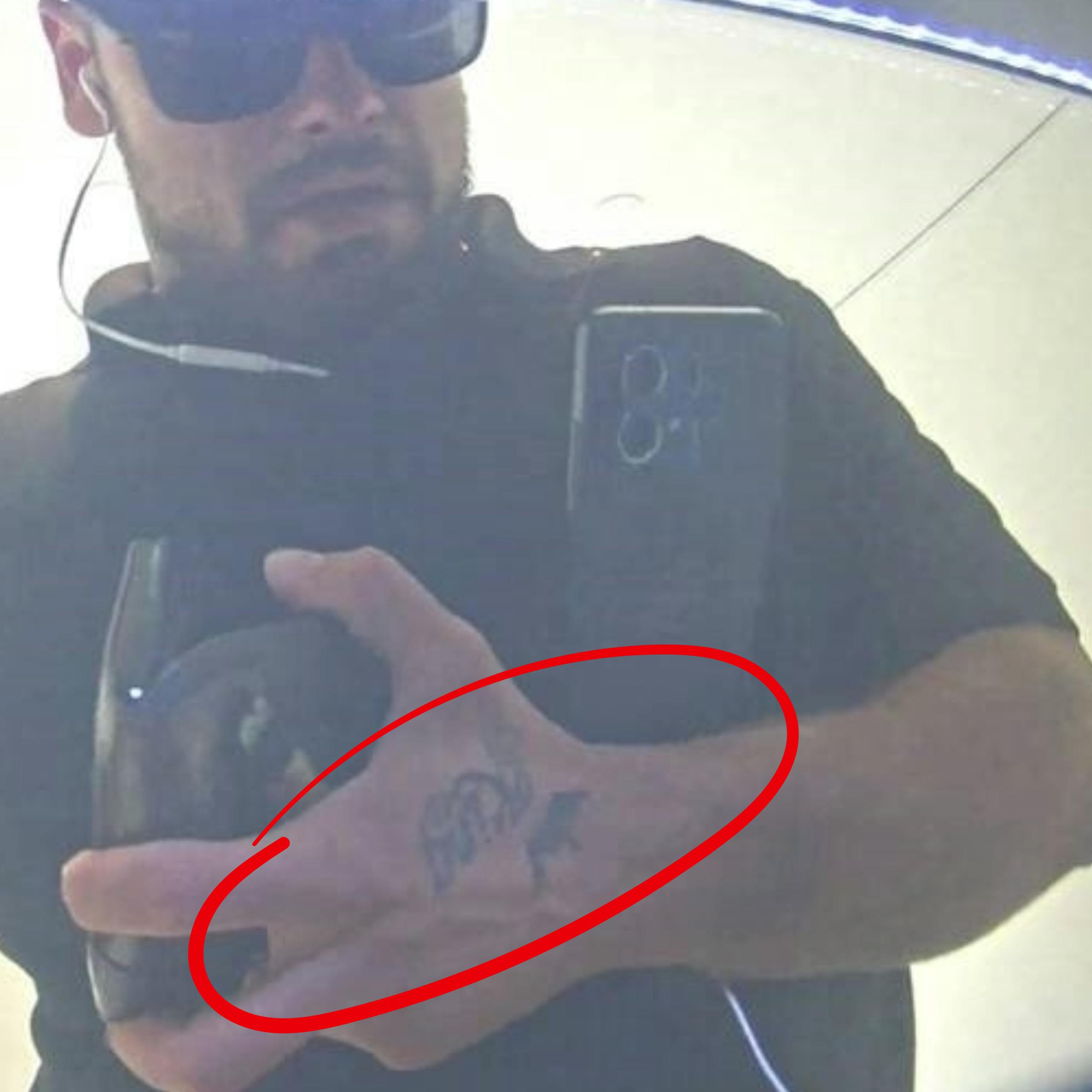 Gerningsmand B kan blandt andet genkendes på tatoveringen på venstre hånd.