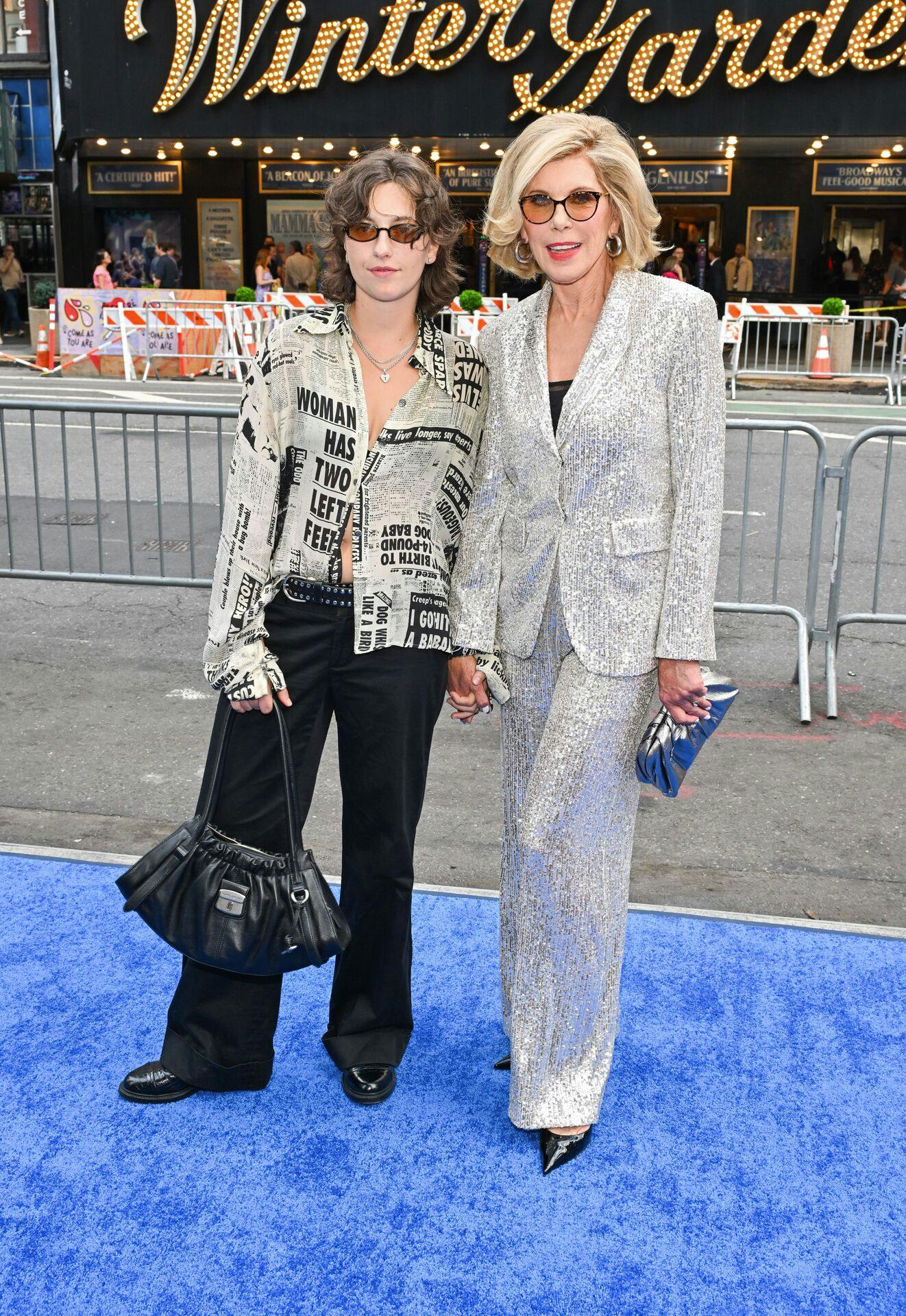 King Princess og Christine Baranski ankom hånd i hånd.
