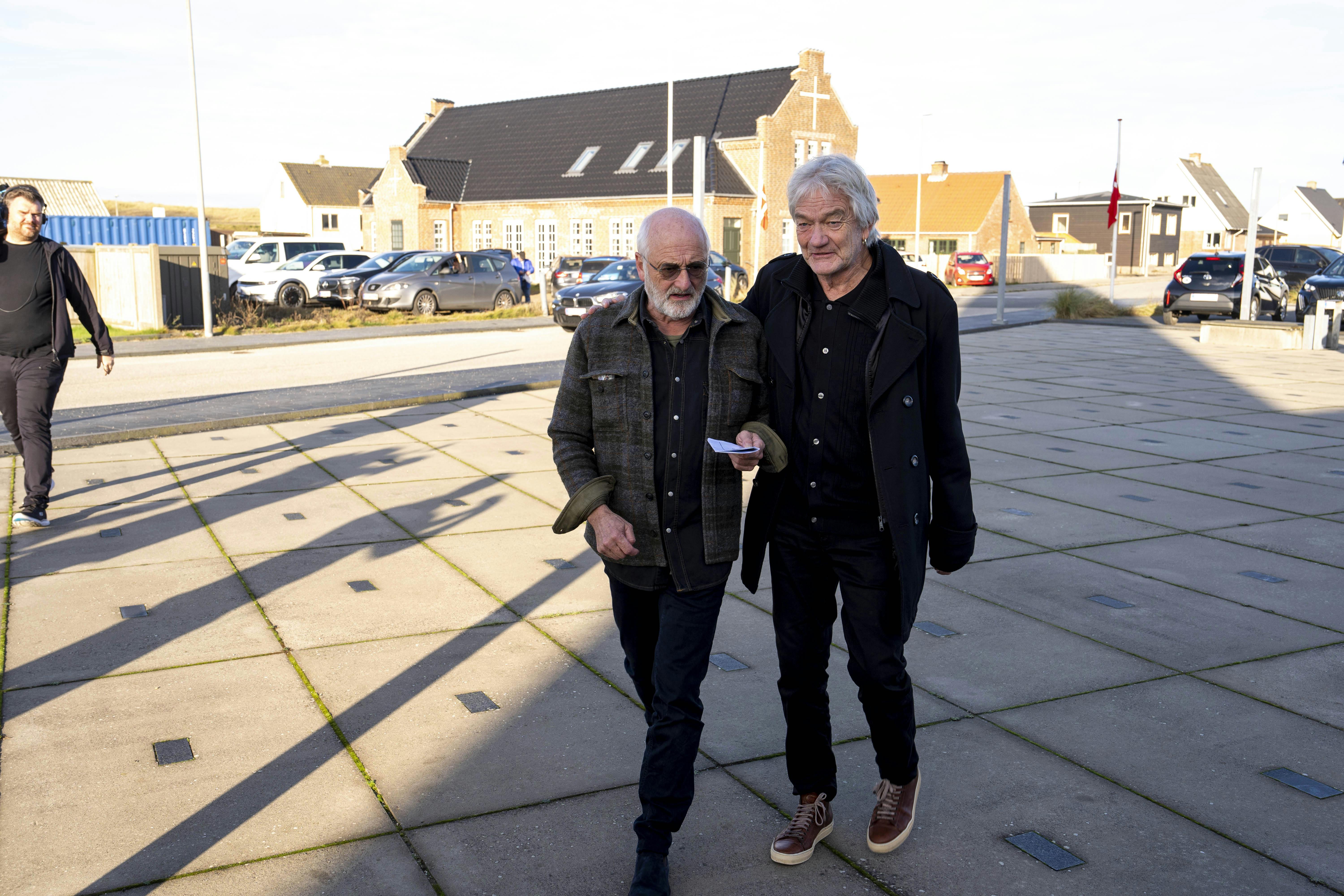 Allan Olsen og Lars Lilholt til Johnny Madsens begravelse 12. november 2024.