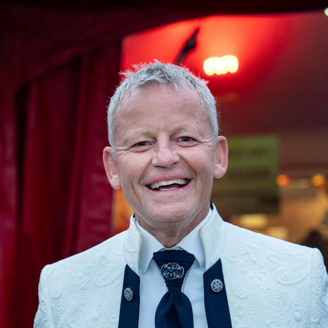 Bubber er blevet ansigtet udadtil på Cirkus Arena, hvor han i årevis har været sprechstallmeister - senest med Sukkerchok-sangerinden Malene Qvist.