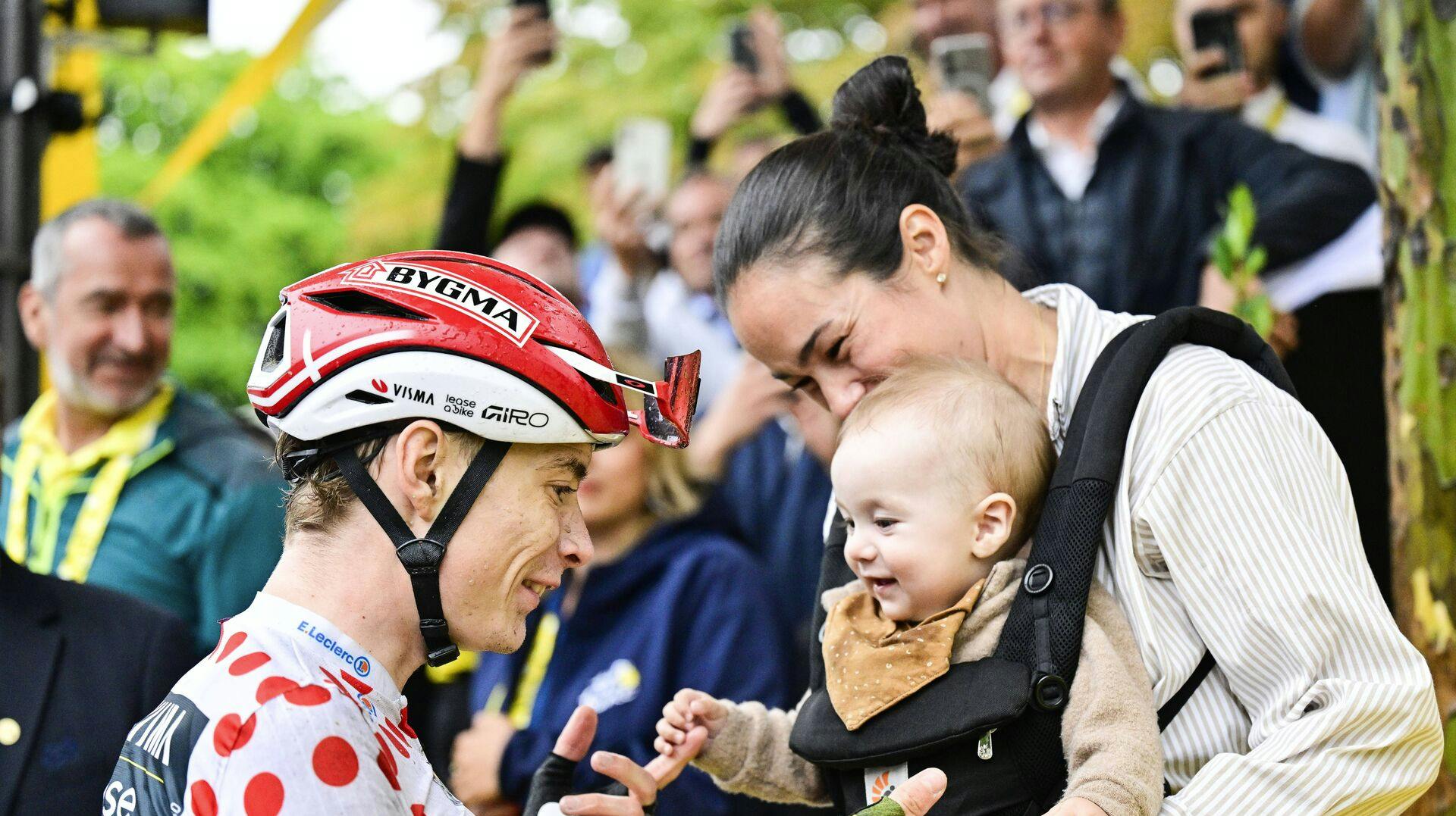 Jonas Vingegaard fik besøg af hustruen Trine og sønnen Hugo Tommy under dette års Tour de France. 