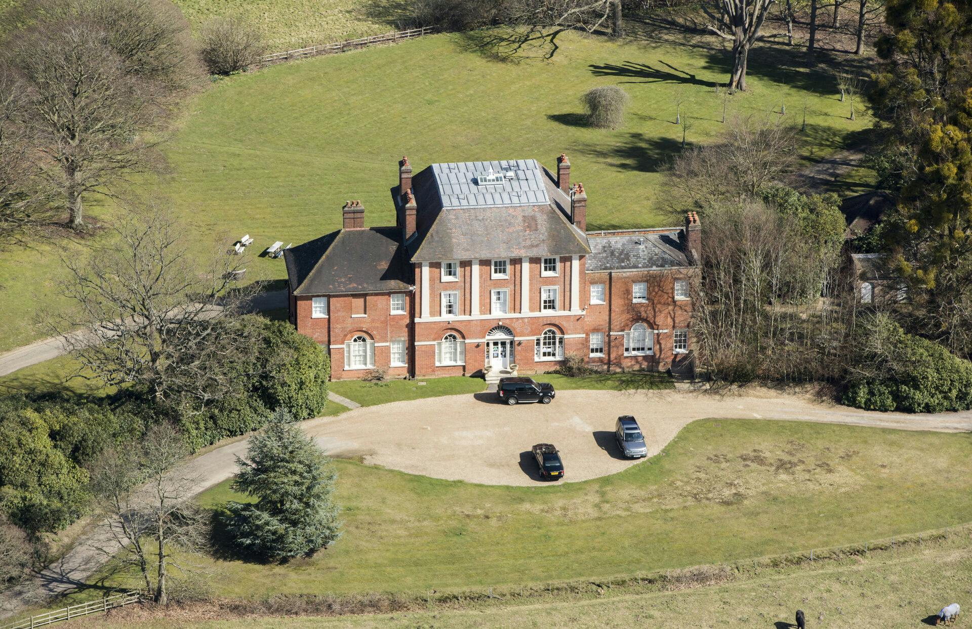 Den royale familie har planer om at flytte til Forest Lodge - tidligere kendt som Holly Grove - der ligger i Windsor Great Park i Berkshire.