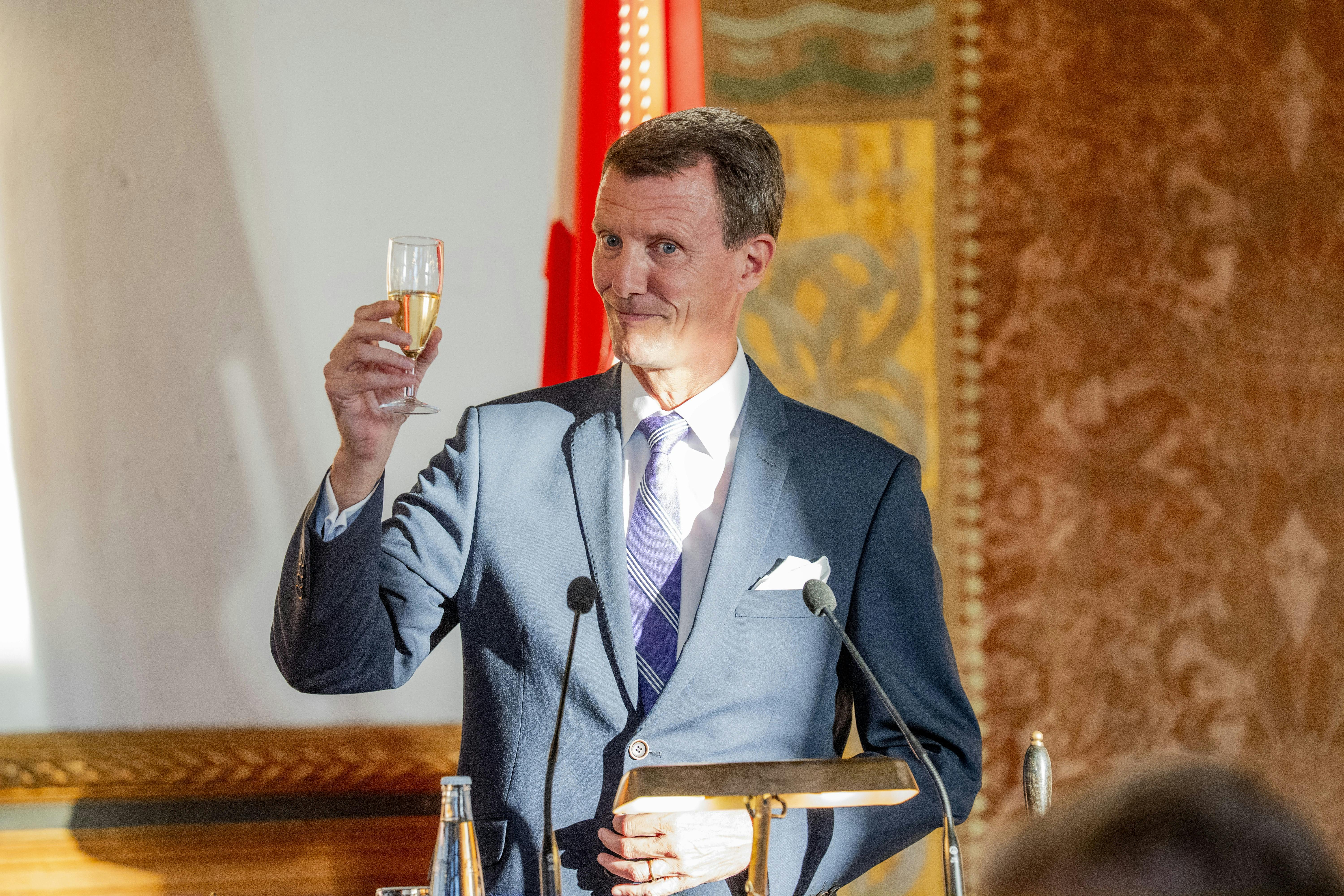 Prins Joachim, 56, holdt tale ved festmiddag, hvor han fik salen til at grine, da han konstaterede, at han med sin tale holdt forretten tilbage for gæsterne.