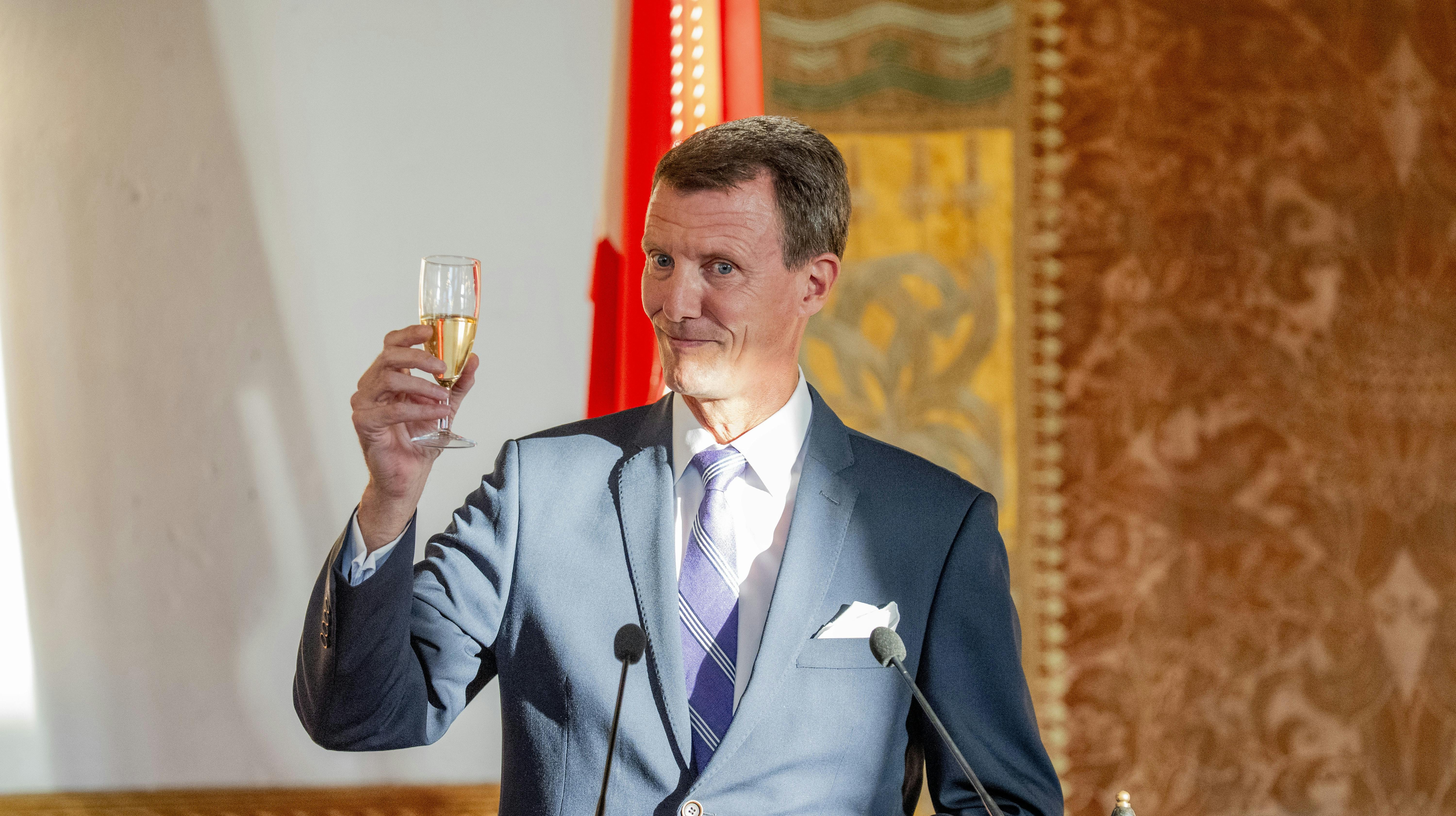Prins Joachim, 56, holdt tale ved festmiddag, hvor han fik salen til at grine, da han konstaterede, at han med sin tale holdt forretten tilbage for gæsterne.