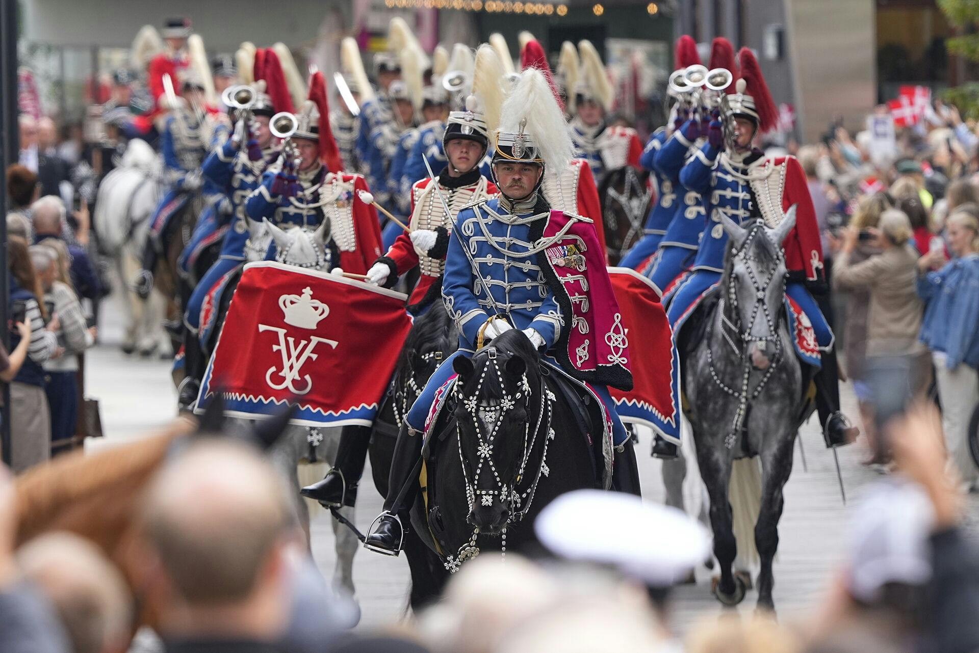 Kongens monogram prydede for første gang Gardehusarregimentets Hesteskadron tirsdag ved kongeparrets besøg i Thisted i forbindelse med dette års kongelige sensommertogt.