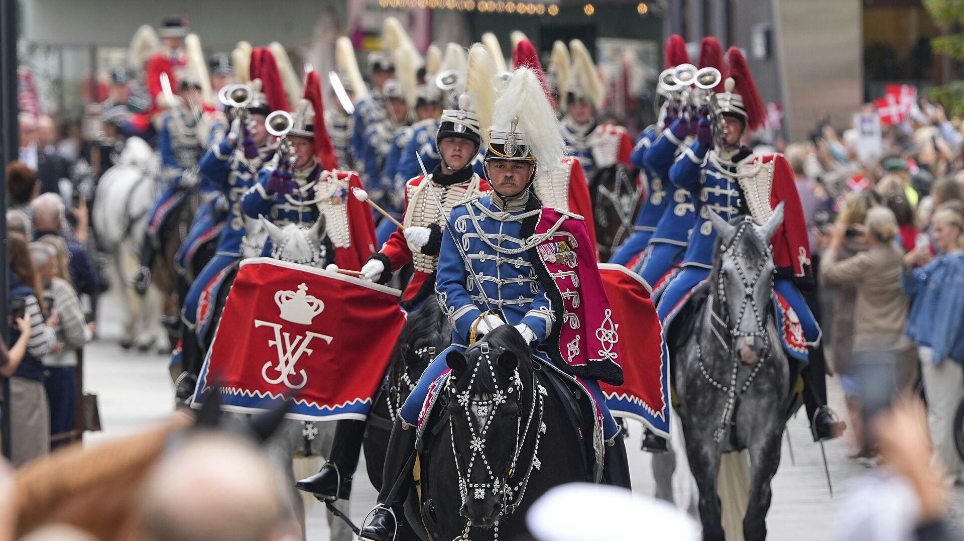 Kongens monogram prydede for første gang Gardehusarregimentets Hesteskadron tirsdag ved kongeparrets besøg i Thisted i forbindelse med dette års kongelige sensommertogt.