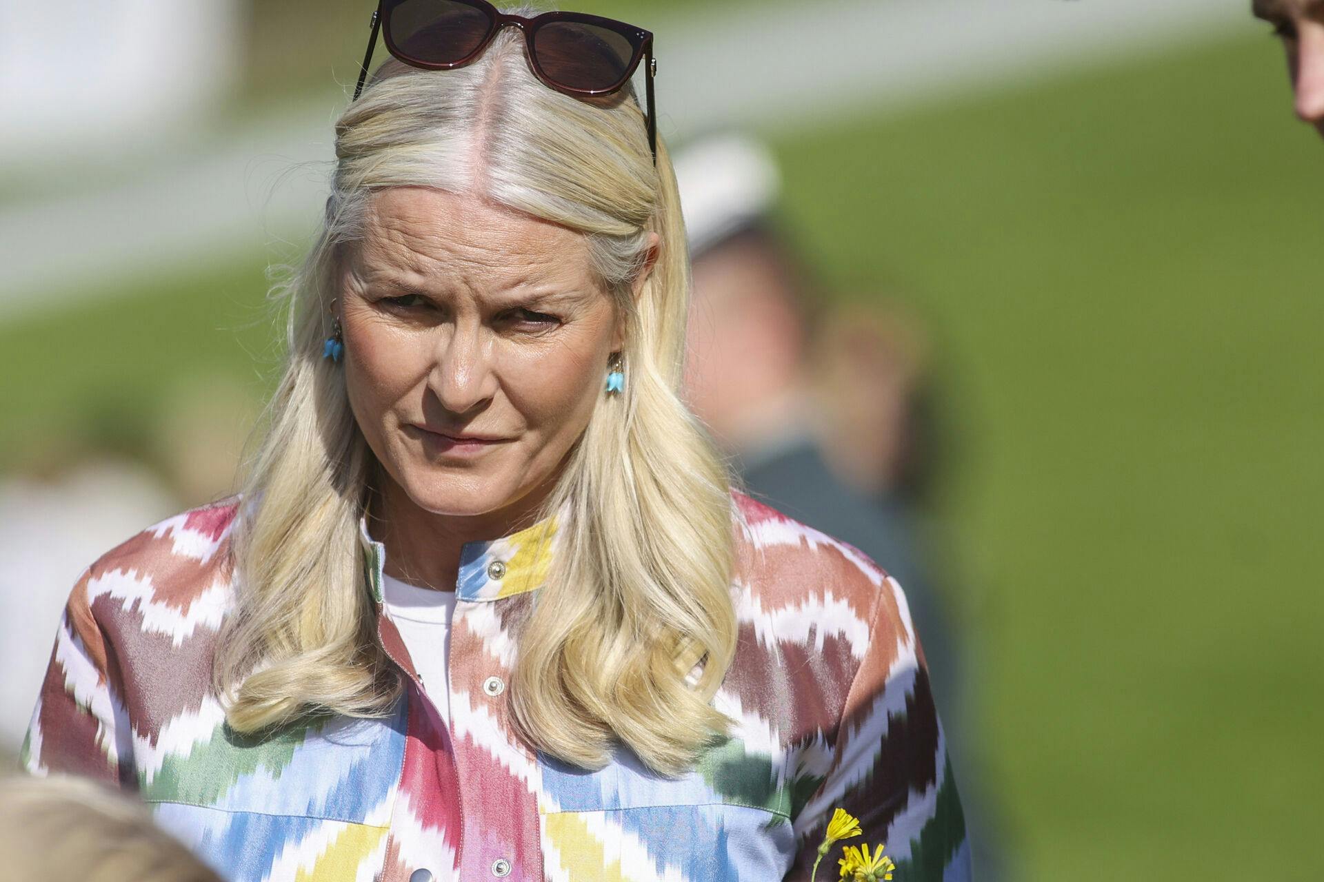 Fejringen er første gang Mette-Marit viser sig offentligt efter de voldsomme tiltaler mod hendes søn.