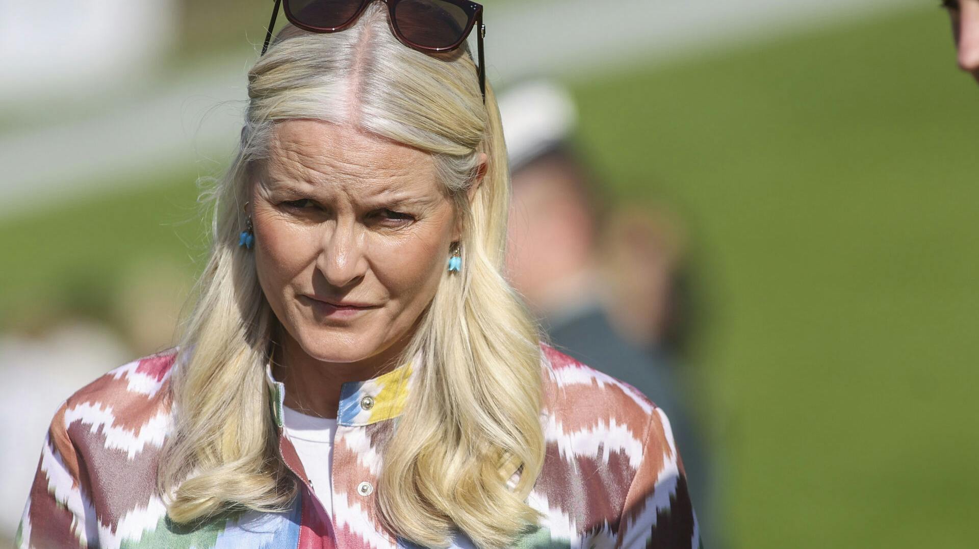 Fejringen er første gang Mette-Marit viser sig offentligt efter de voldsomme tiltaler mod hendes søn.