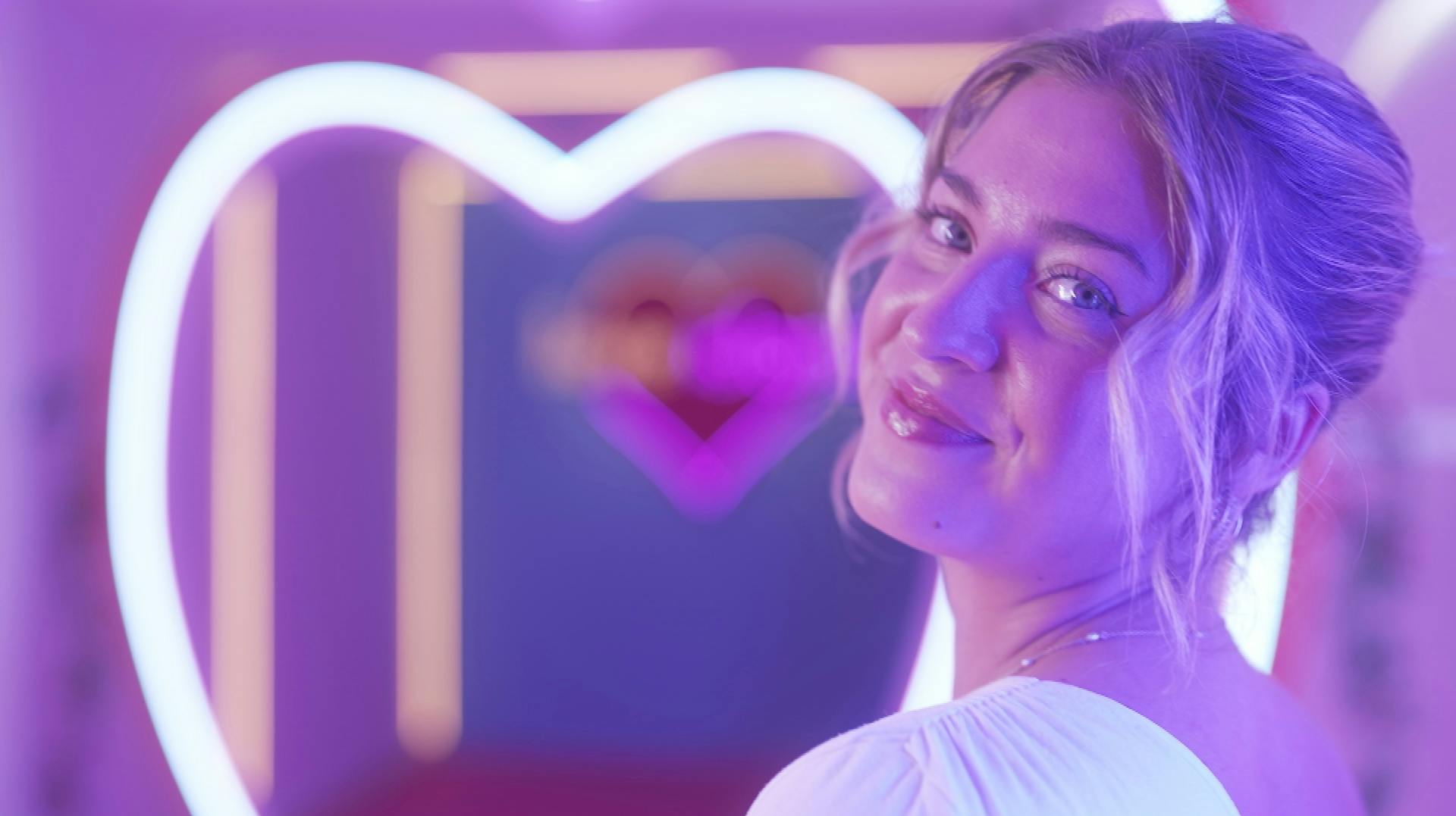 Amalie Maria kan nu afsløre, at faren til barnet er ingen ringere end "Love Island"-deltageren Thomas Reinhold Nielsen. Hvornår de begyndte at date, vil realitydeltageren dog ikke ud med endnu.