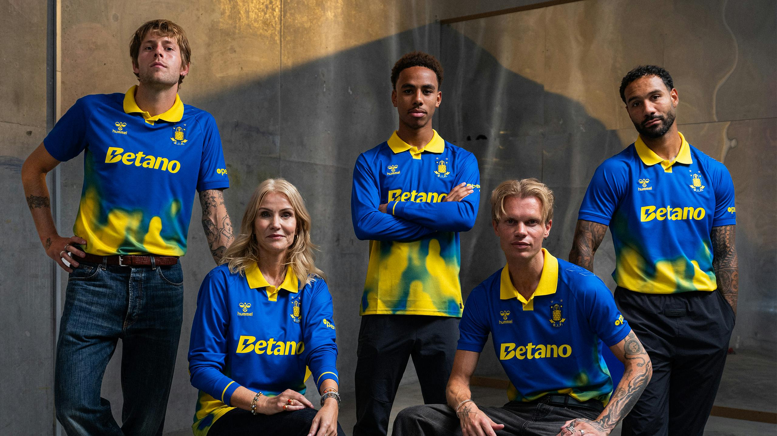 Helle Thorning-Schmidt og Soeren Le Schmidt har i samarbejde designet den nye Brøndby-trøje. 