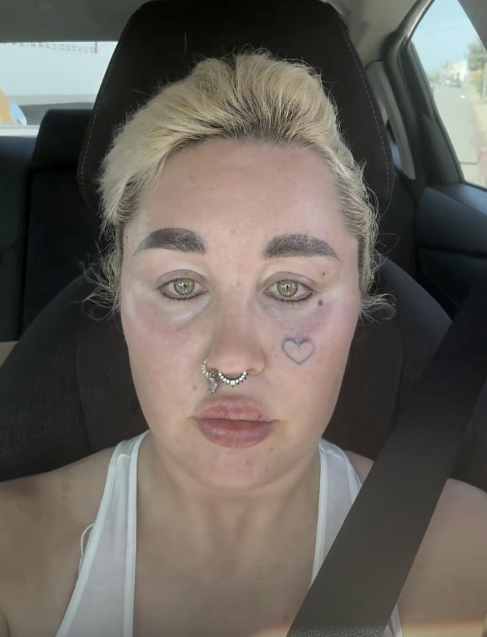 Amanda Bynes viser sine nye læber frem. 