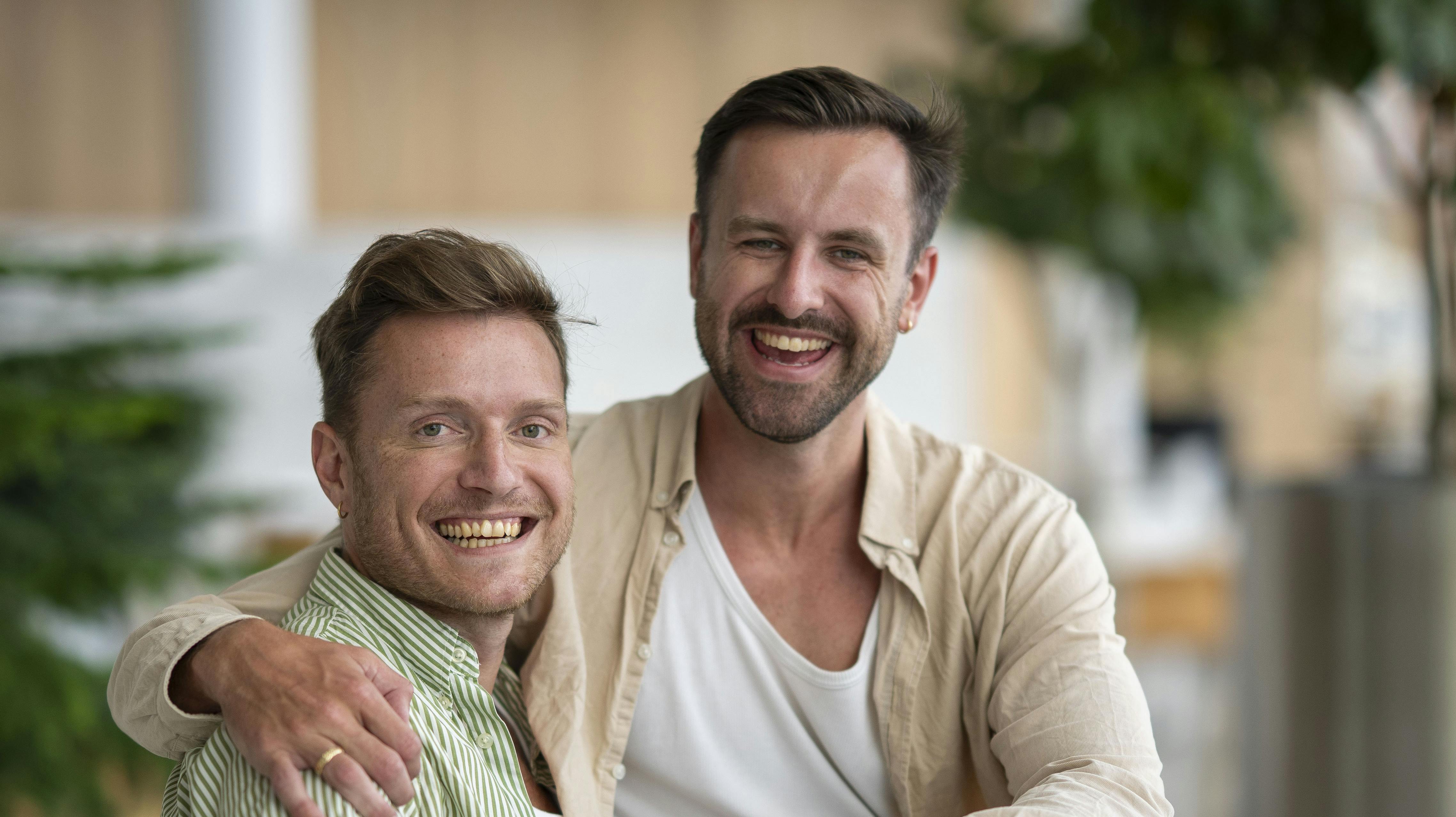 Efter tre år uden fast bopæl er Benjamin og Morten nu vendt hjem til Danmark, hvor de er ved at slå rødder. 