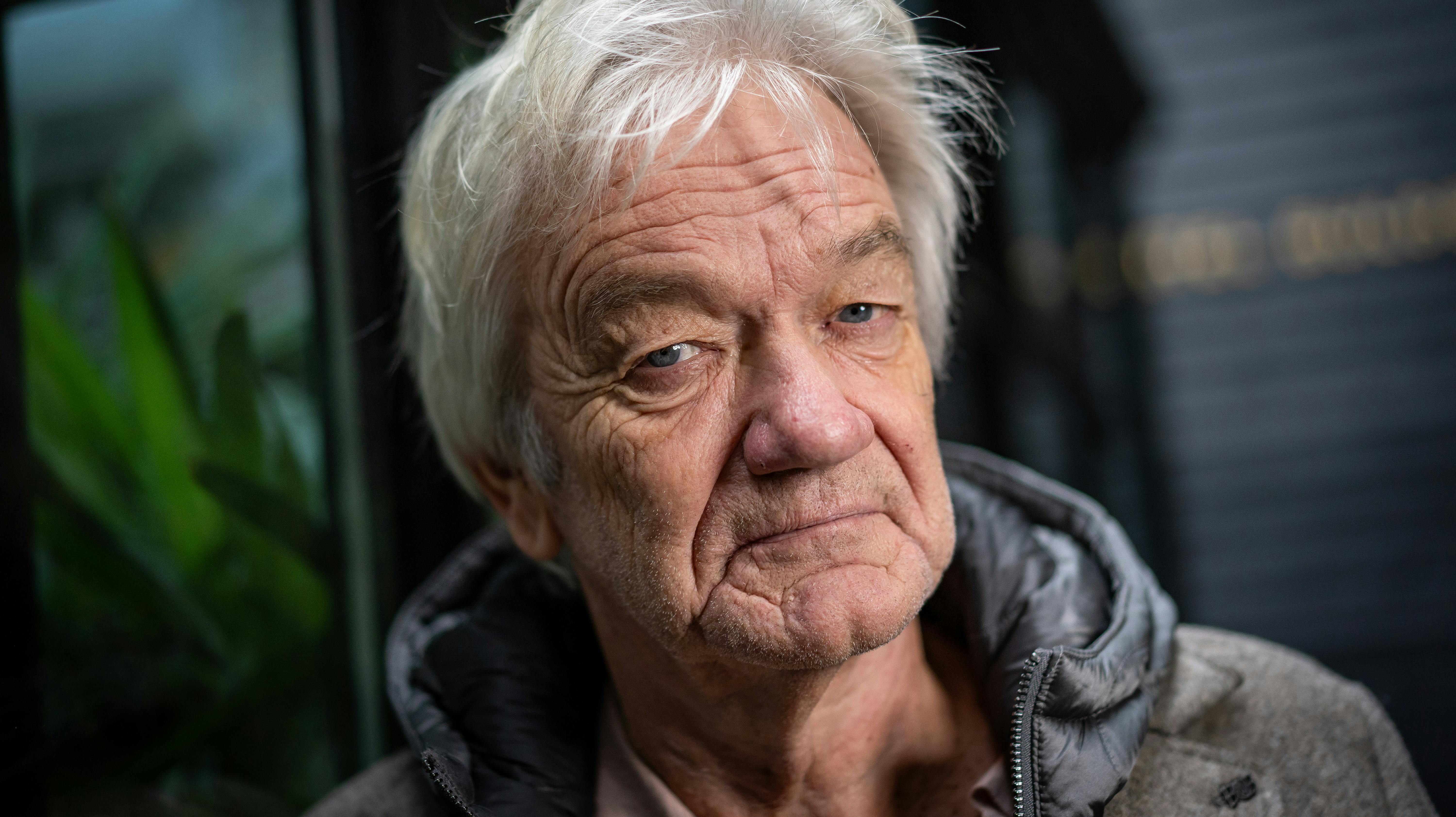 Lars Lilholt har for nogle år siden været igennem et meget voldsomt sygdomsforløb. I dag går det bedre, fortæller han til SE og HØR.