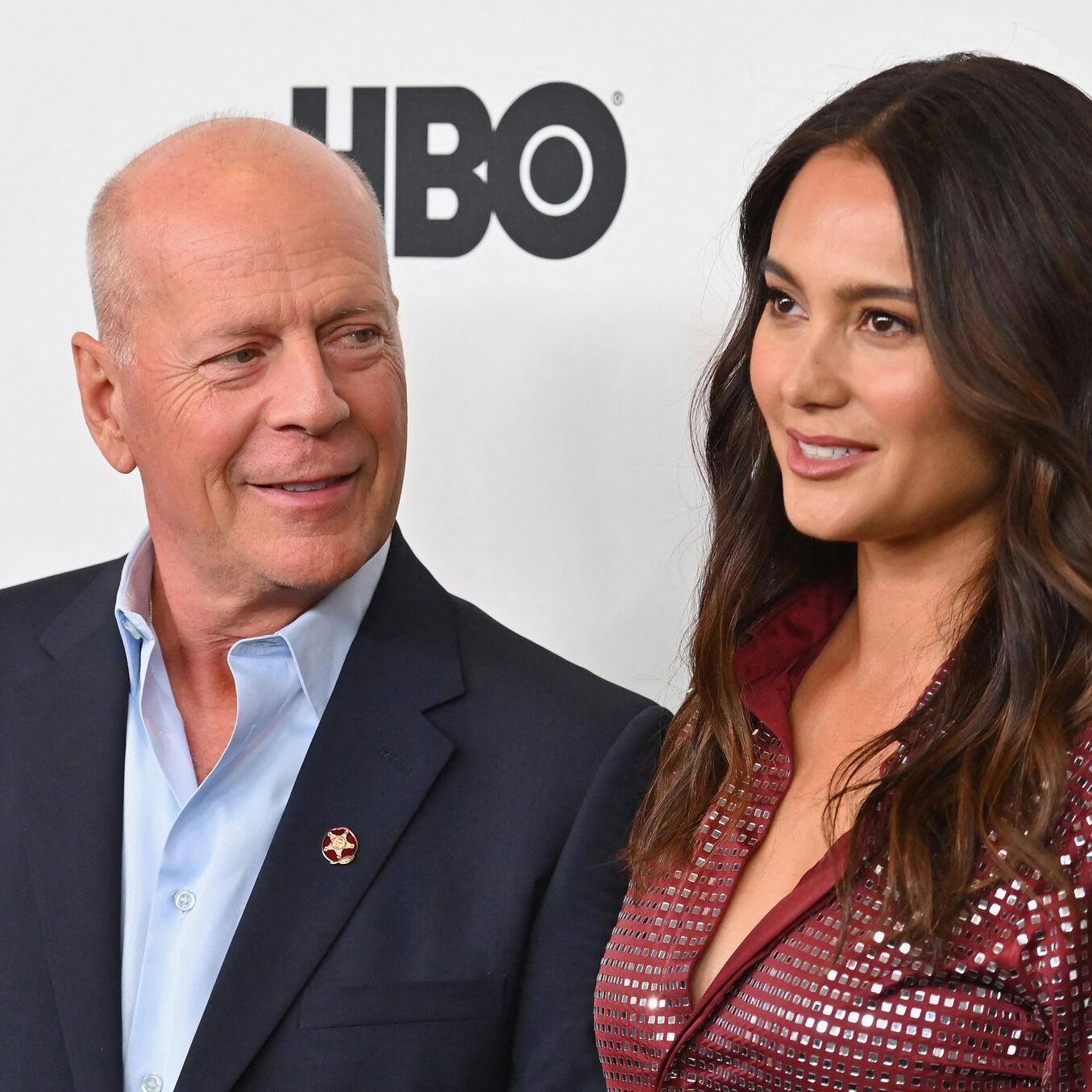 Bruce Willis og Emma Heming Willis sammen på den røde løber i 2019.