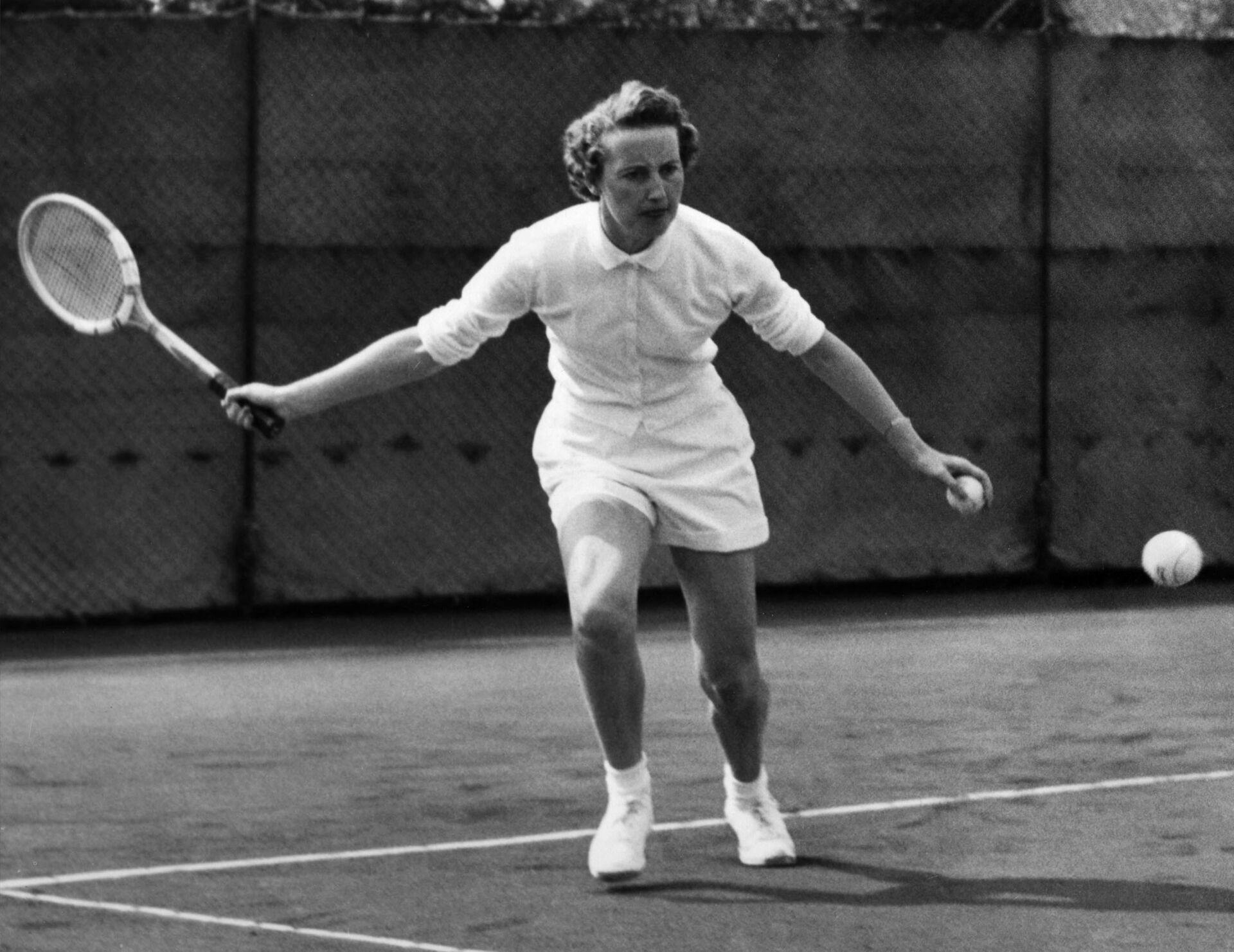 Angela Mortimer fotograferet i 1957.