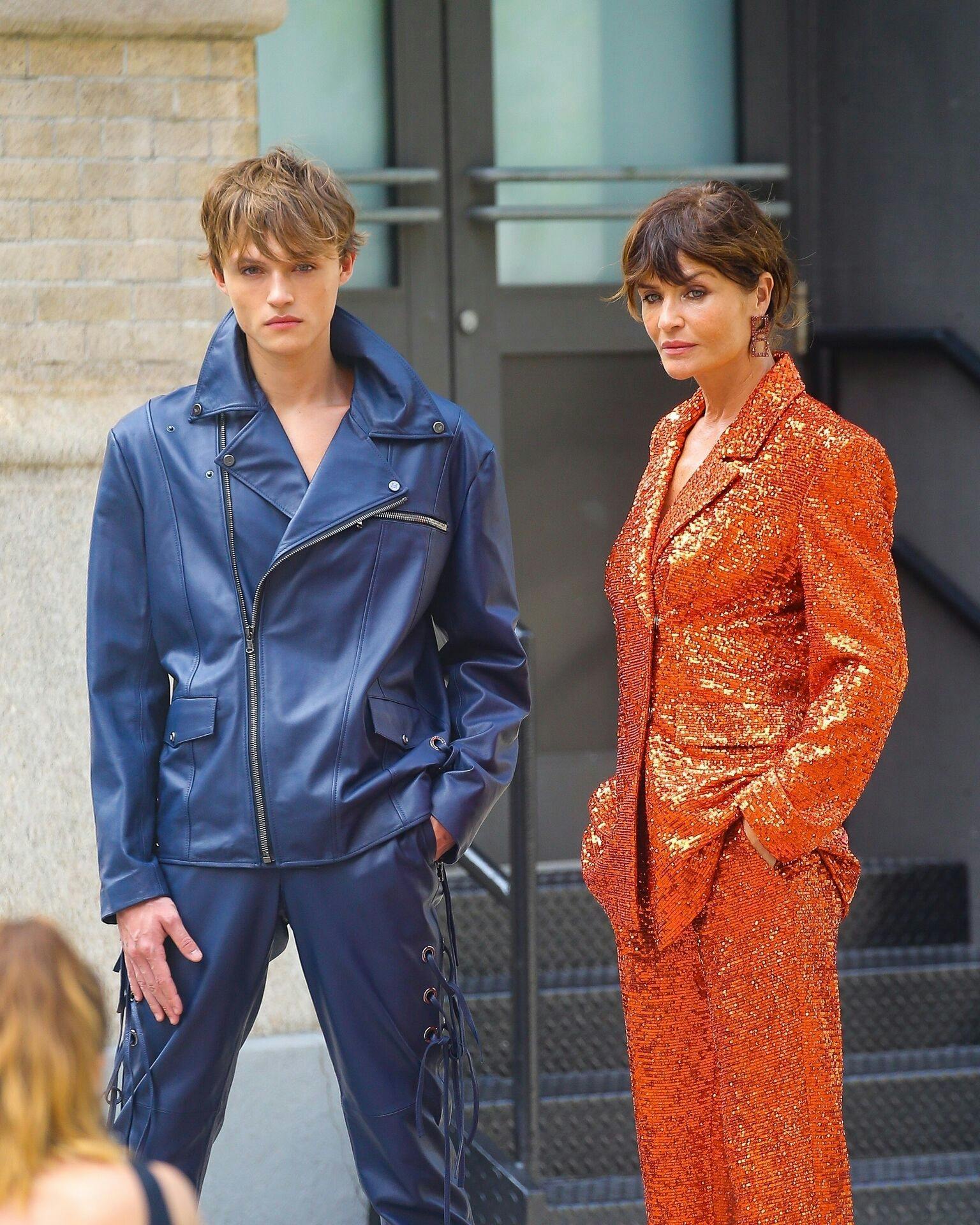 Helena Christensen ses her med sønnen Mingus Reedus i 2022.