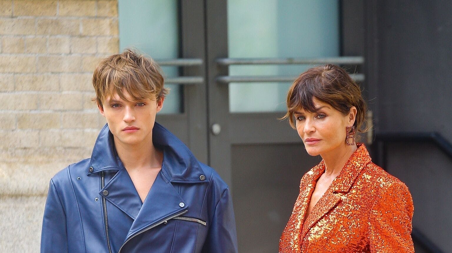 Helena Christensen ses her med sønnen Mingus Reedus i 2022.