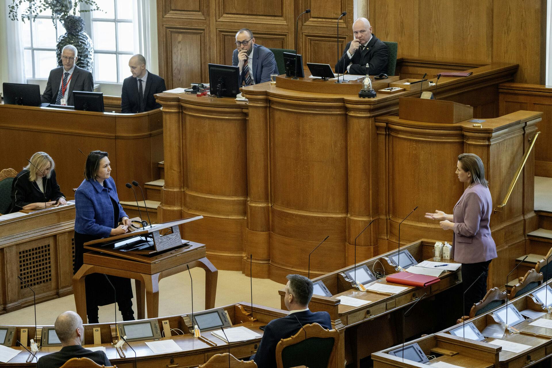 Aaja Chemnitz (t.v.) modtog onsdag et personligt opkald fra statsminister Mette Frederiksen (t.h.) om den officielle undskyldning i spiralsagen. Det er en en besked, der både rørte og glædede det grønlandske folketingsmedlem.